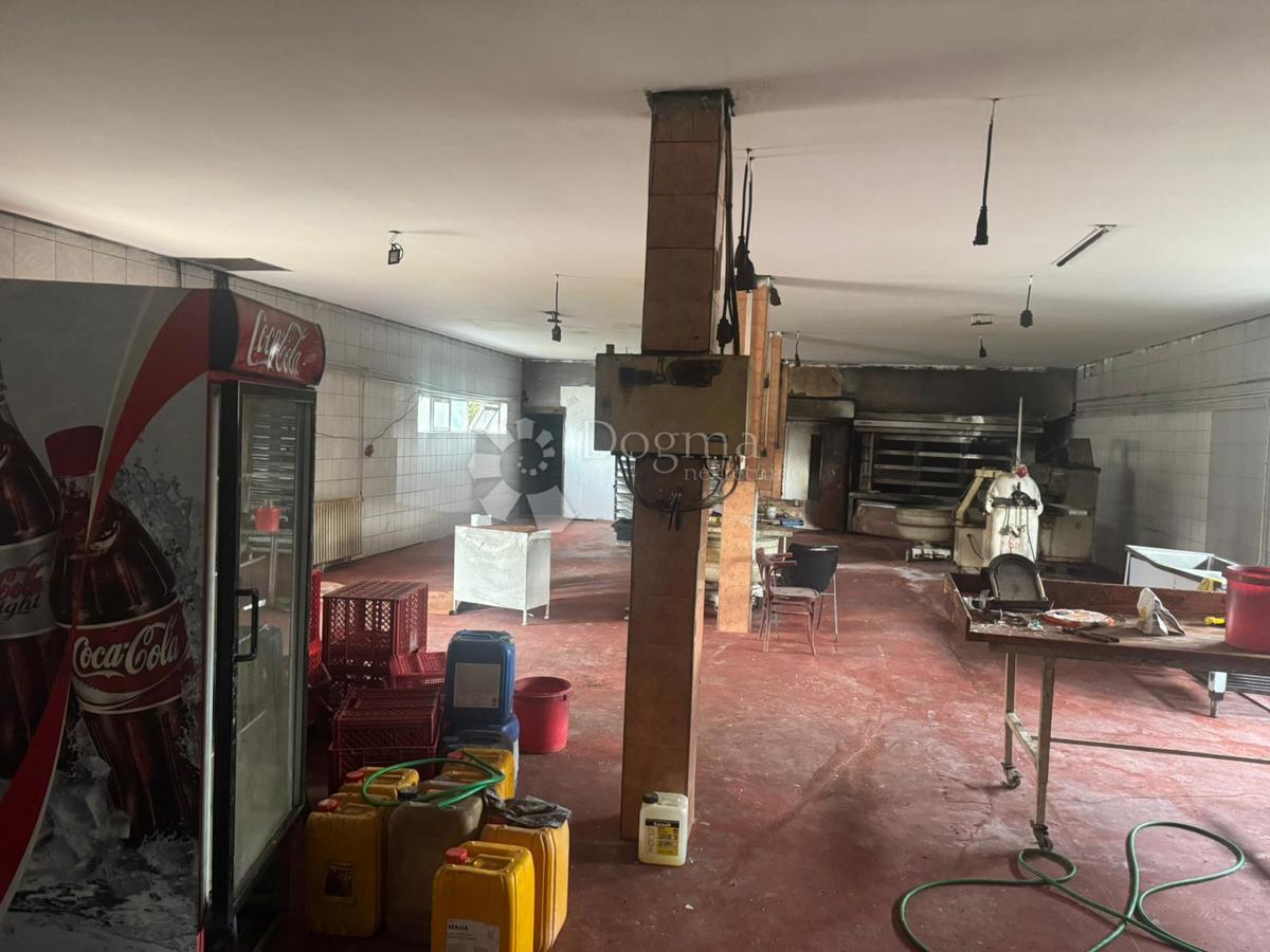 Locale commerciale Kninsko Polje, Knin, 1.392m2