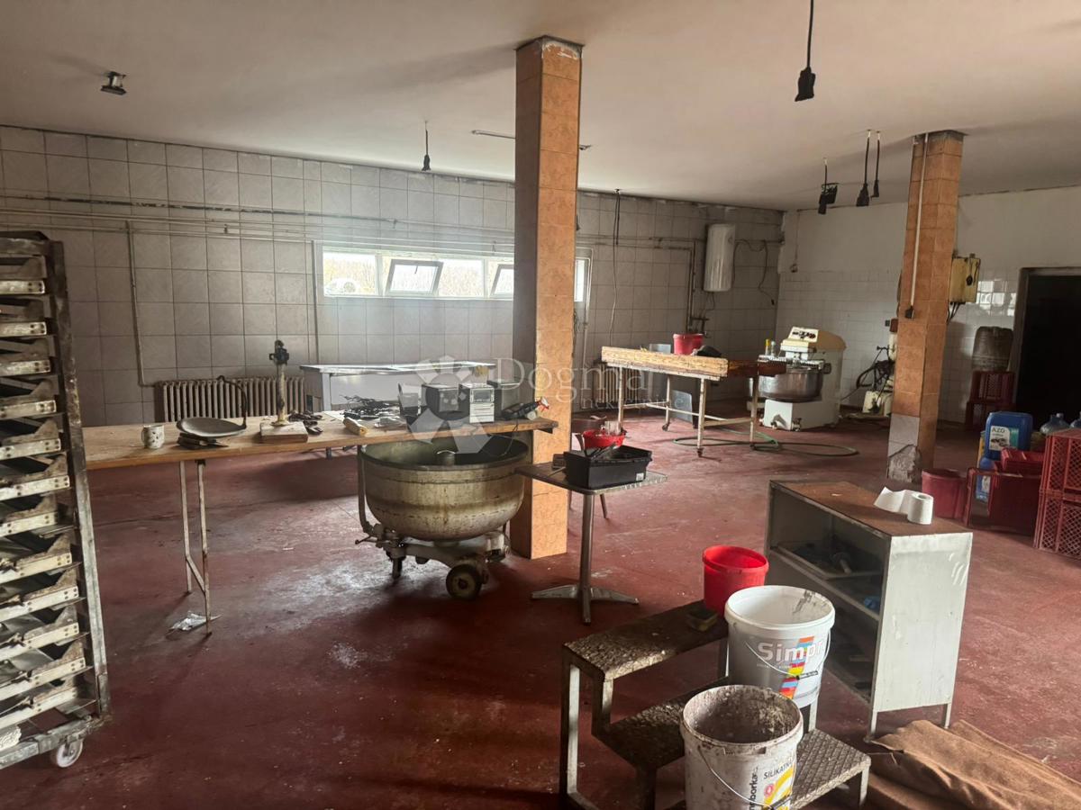Locale commerciale Kninsko Polje, Knin, 1.392m2