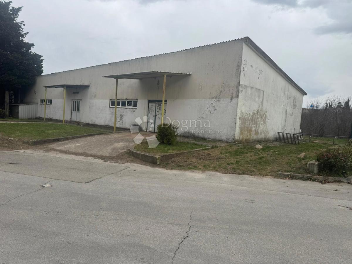 Locale commerciale Kninsko Polje, Knin, 1.392m2