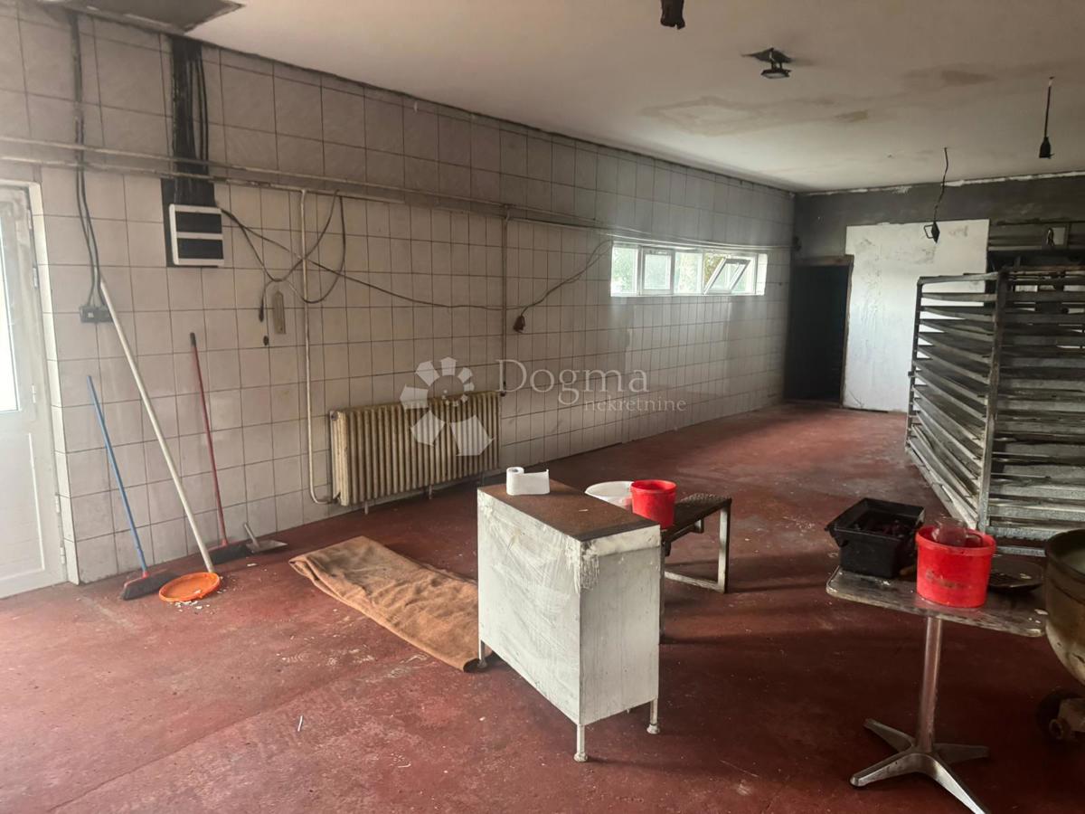 Locale commerciale Kninsko Polje, Knin, 1.392m2