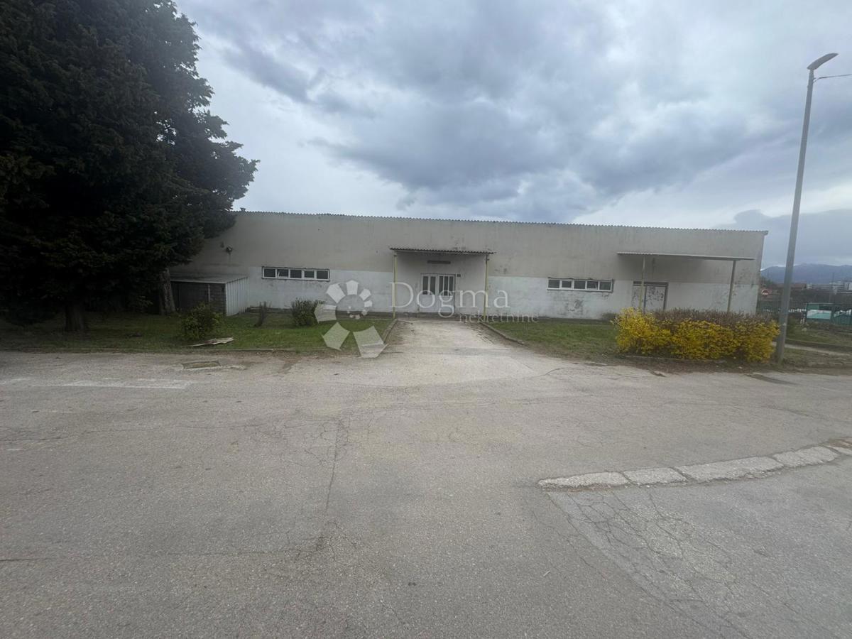 Locale commerciale Kninsko Polje, Knin, 1.392m2