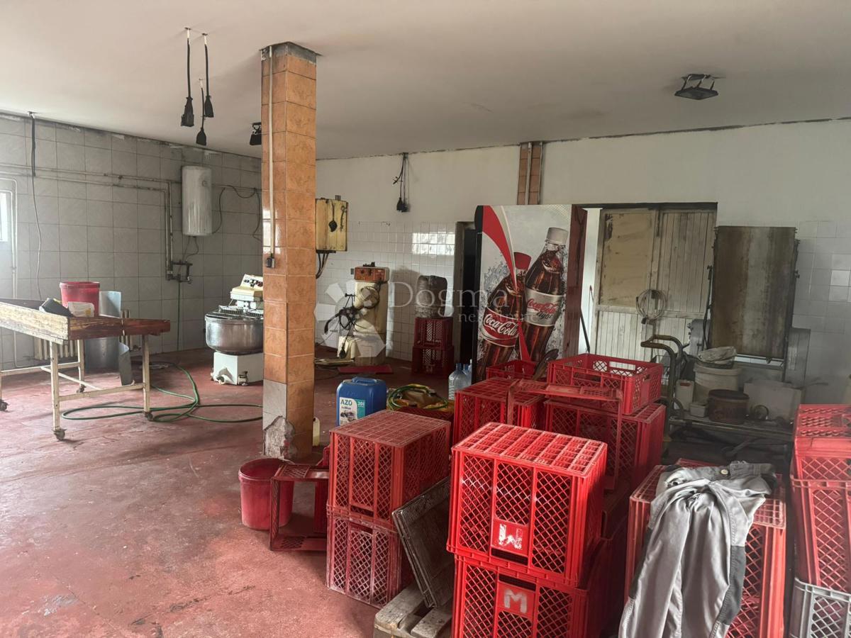 Locale commerciale Kninsko Polje, Knin, 1.392m2