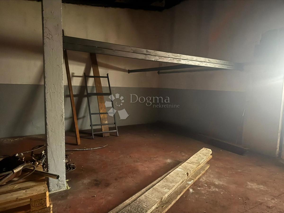 Locale commerciale Kninsko Polje, Knin, 1.392m2