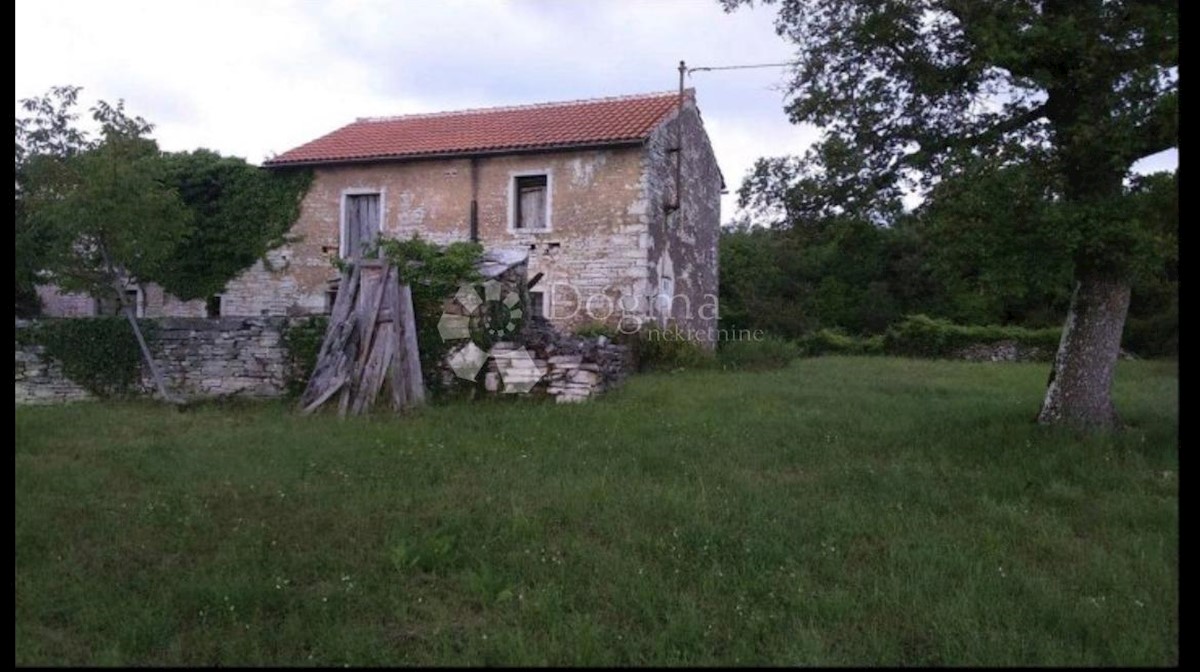 CASA IN PIETRA CON AMPIO TERRENO EDIFICABILE