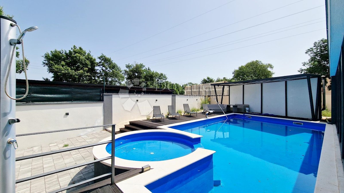 OTTIMA CASA CON PISCINA, CUCINA ESTIVA E GARAGE IN ZONA TRANQUILLA