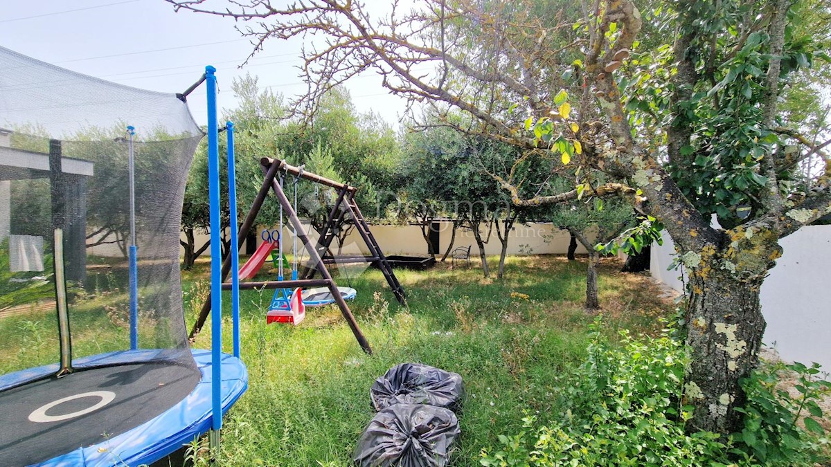 OTTIMA CASA CON PISCINA, CUCINA ESTIVA E GARAGE IN ZONA TRANQUILLA