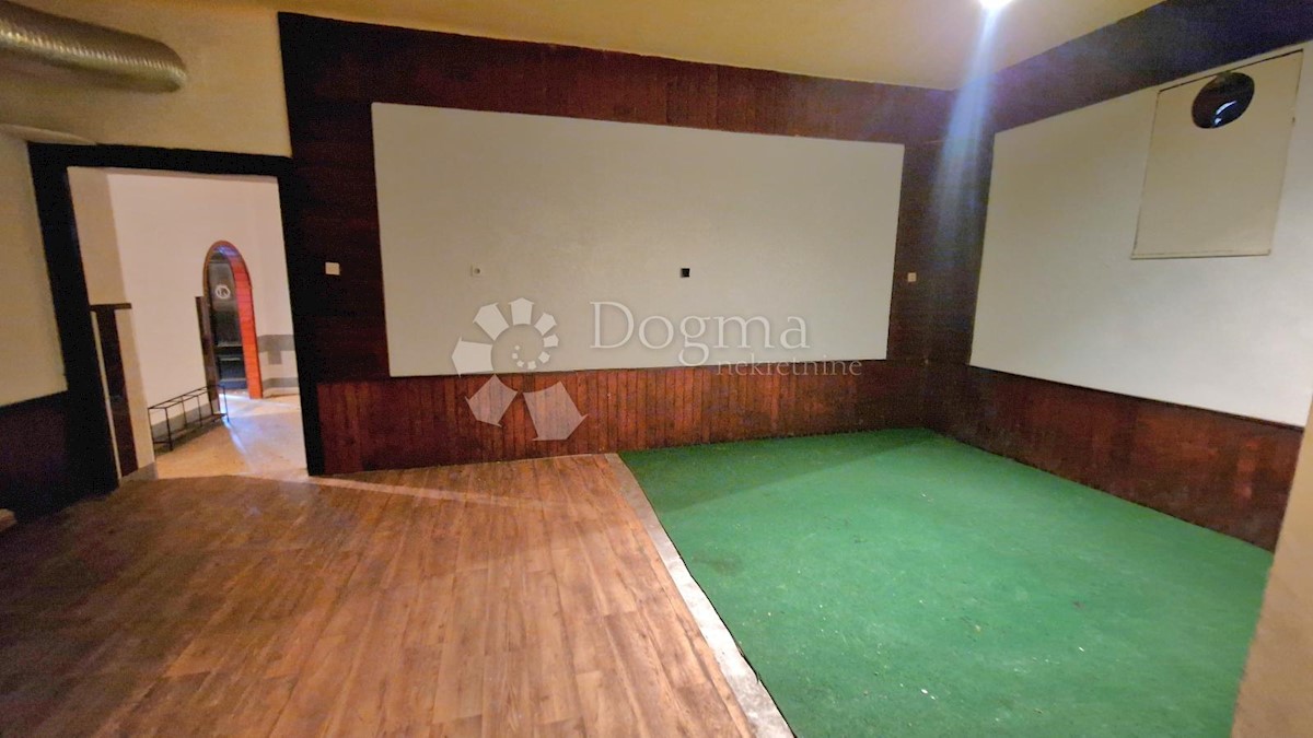 Locale commerciale Sušak, Rijeka, 124,60m2