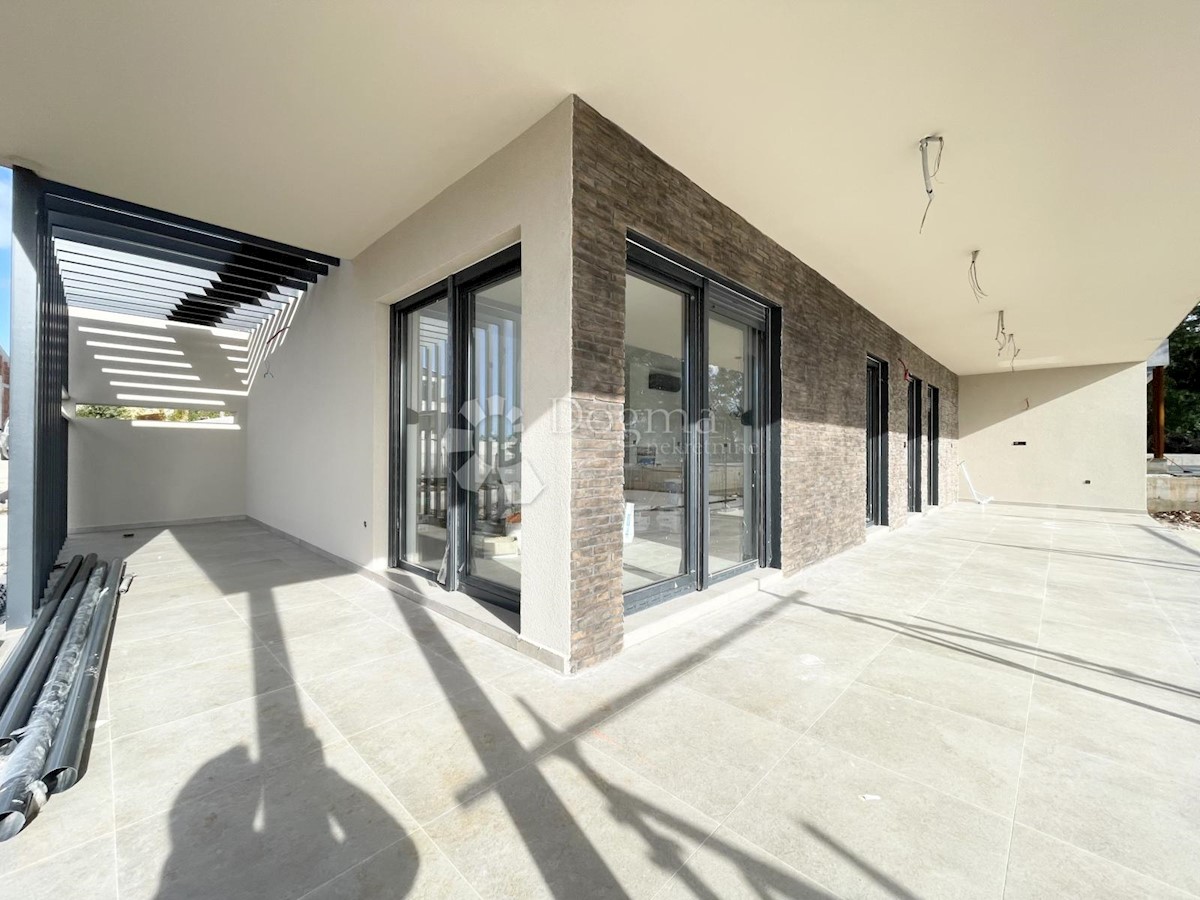 VILLA MODERNA CON BELLA VISTA