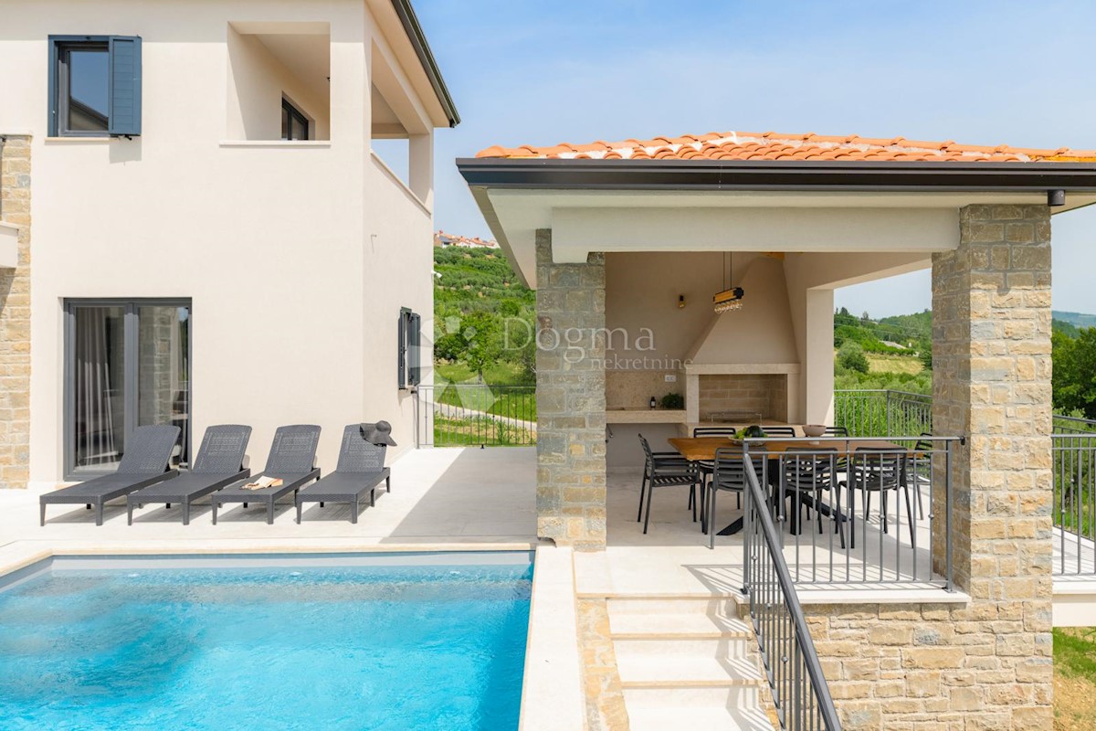 IMPRESSIONANTE VILLA CON VISTA SUI VIGNETI E SUL MARE