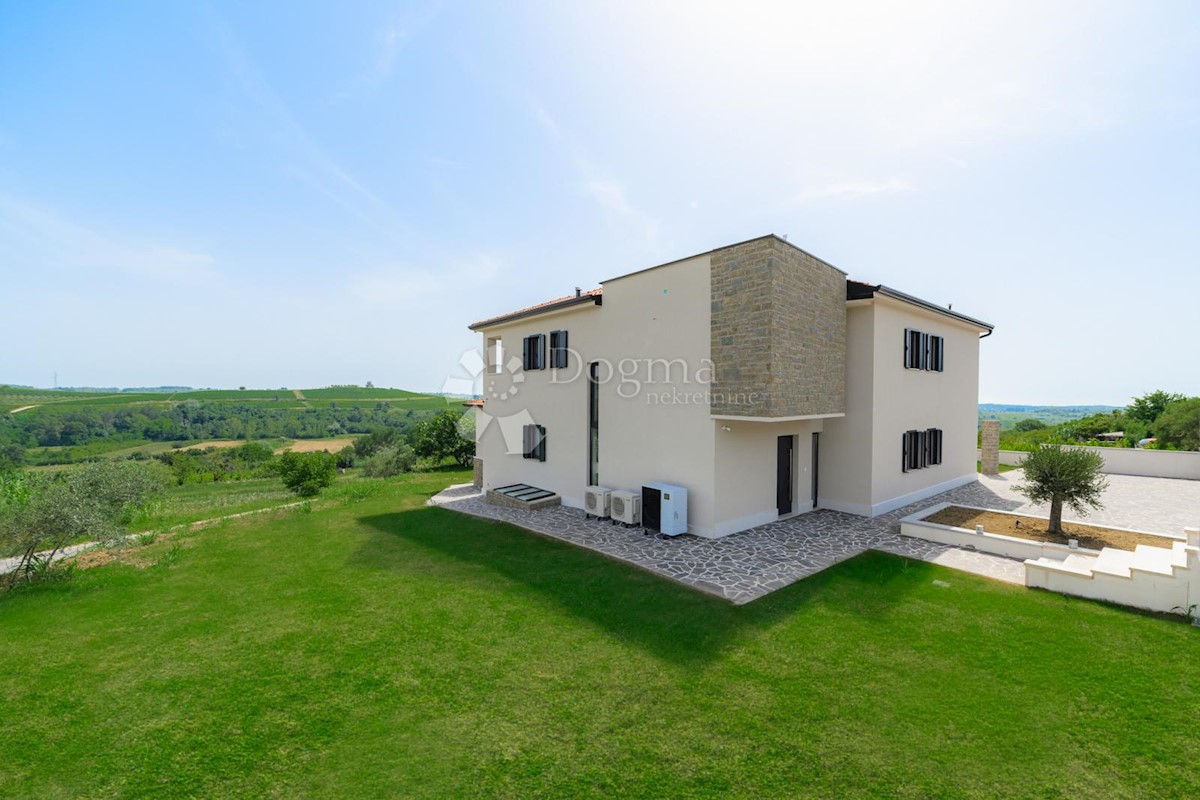 IMPRESSIONANTE VILLA CON VISTA SUI VIGNETI E SUL MARE