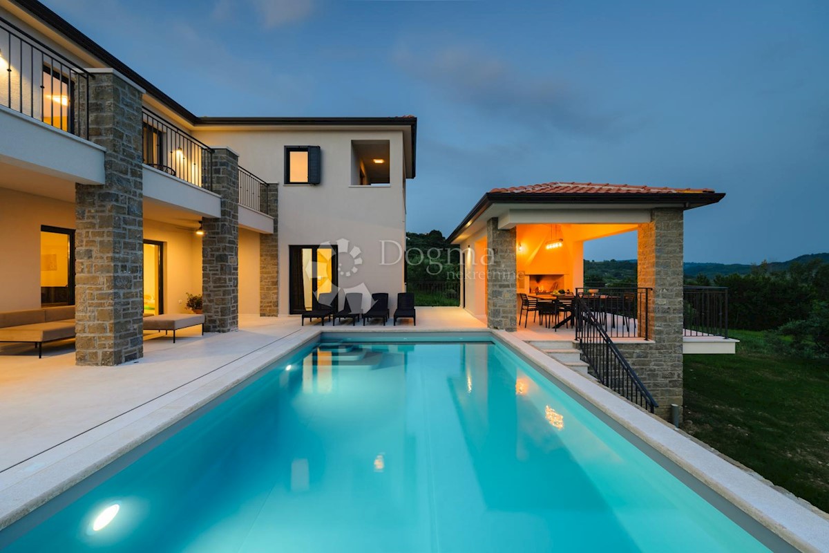 IMPRESSIONANTE VILLA CON VISTA SUI VIGNETI E SUL MARE