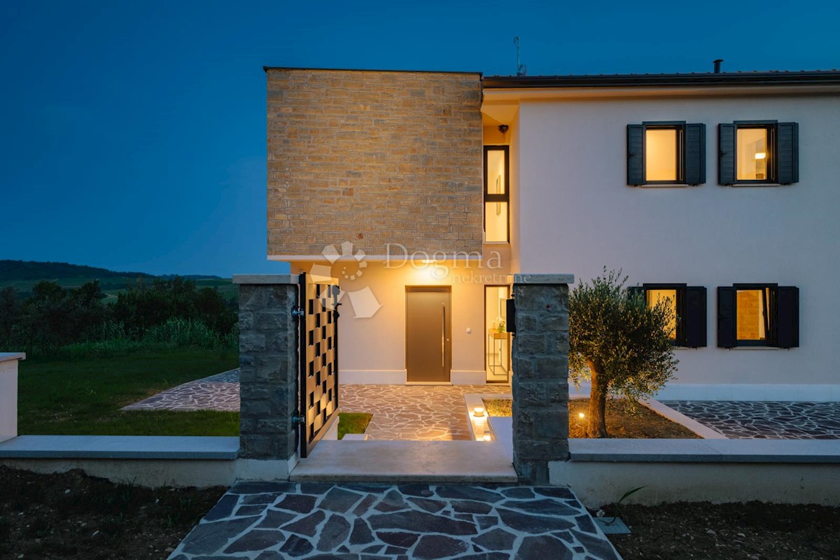 IMPRESSIONANTE VILLA CON VISTA SUI VIGNETI E SUL MARE