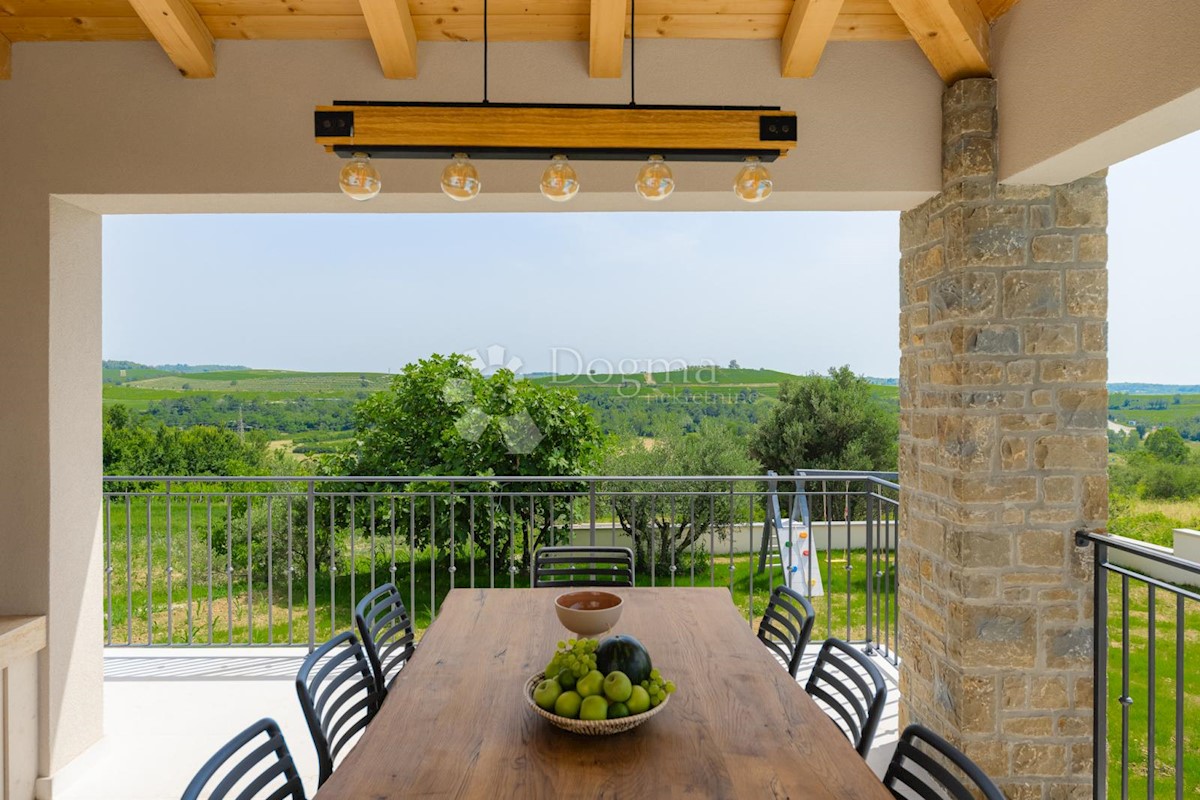 IMPRESSIONANTE VILLA CON VISTA SUI VIGNETI E SUL MARE