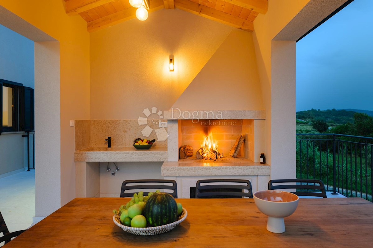 IMPRESSIONANTE VILLA CON VISTA SUI VIGNETI E SUL MARE