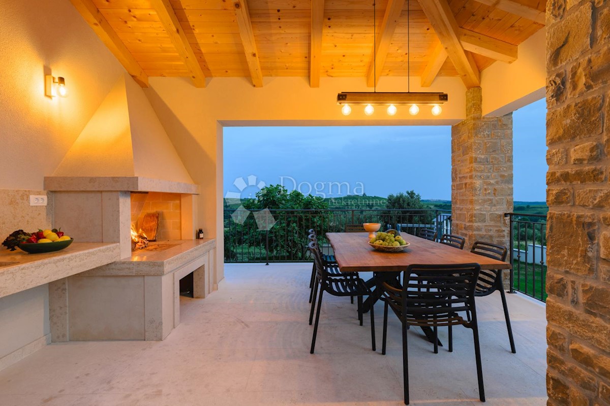 IMPRESSIONANTE VILLA CON VISTA SUI VIGNETI E SUL MARE