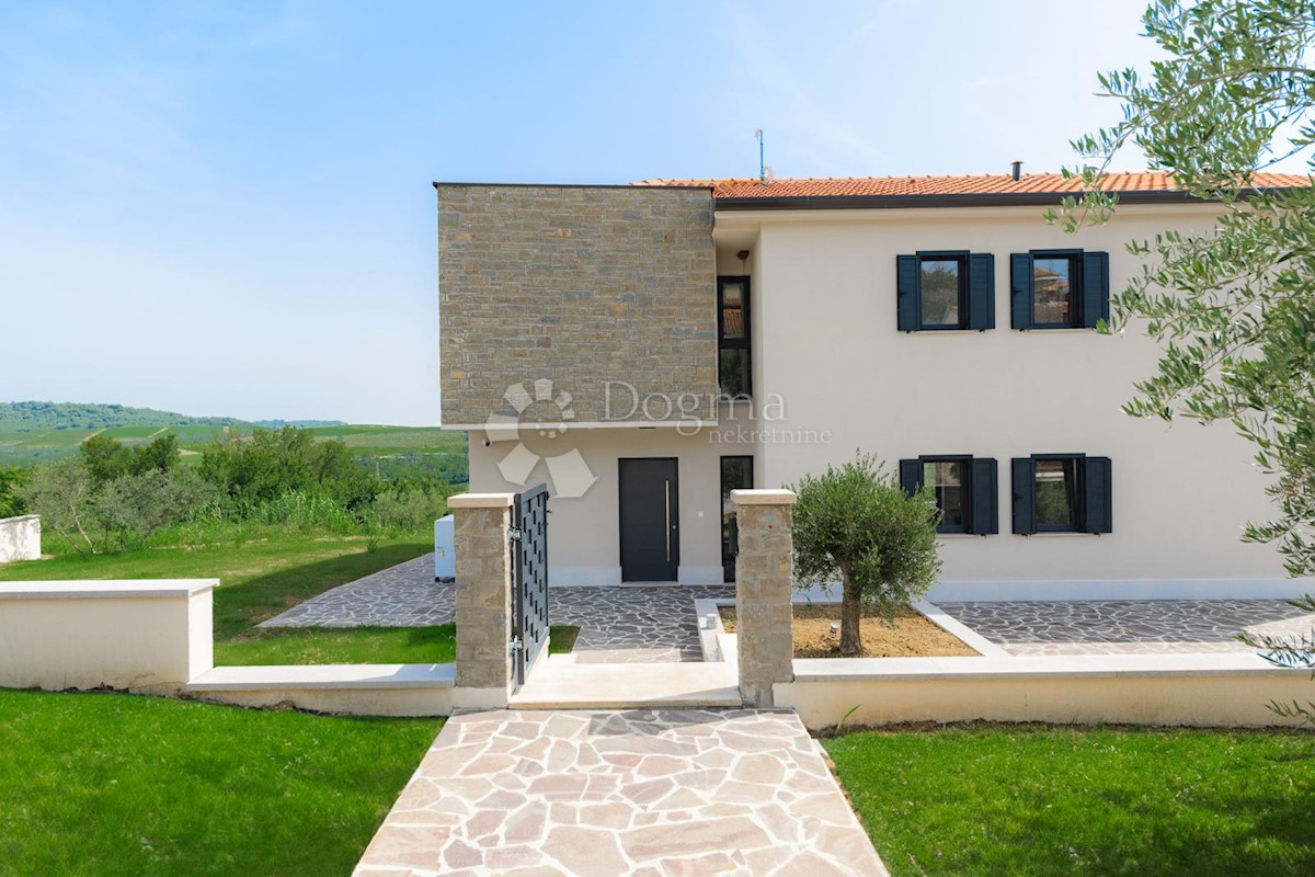 IMPRESSIONANTE VILLA CON VISTA SUI VIGNETI E SUL MARE