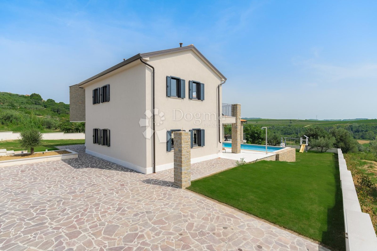 IMPRESSIONANTE VILLA CON VISTA SUI VIGNETI E SUL MARE