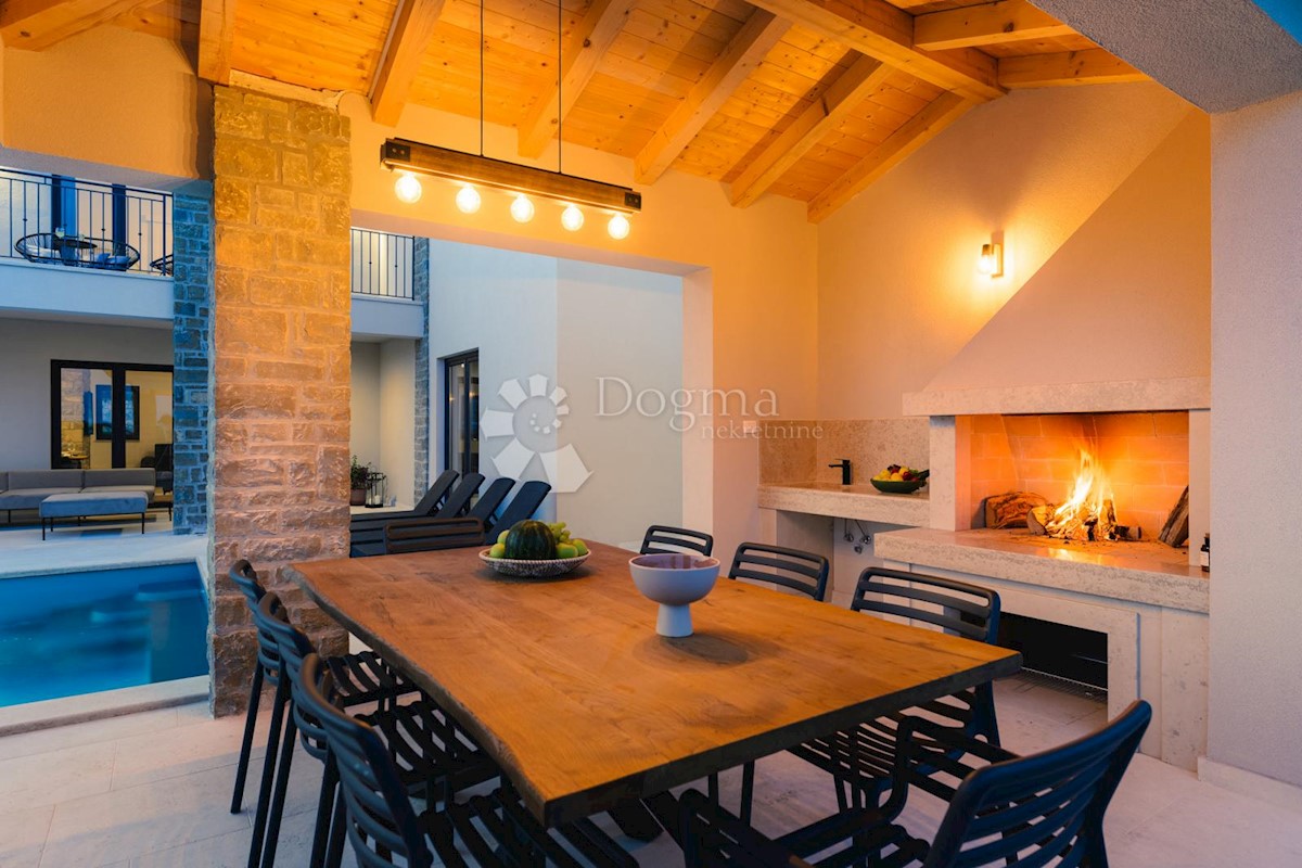 IMPRESSIONANTE VILLA CON VISTA SUI VIGNETI E SUL MARE