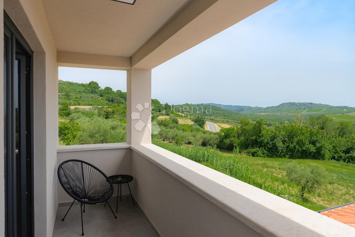 IMPRESSIONANTE VILLA CON VISTA SUI VIGNETI E SUL MARE
