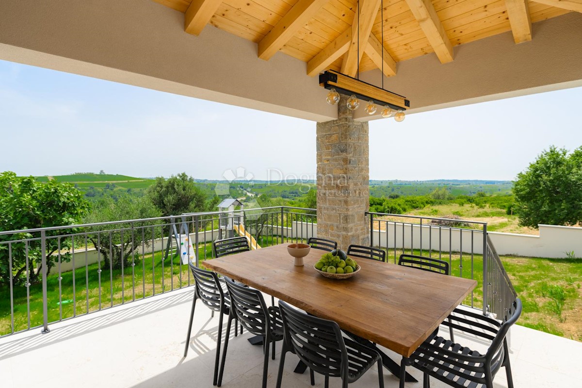 IMPRESSIONANTE VILLA CON VISTA SUI VIGNETI E SUL MARE