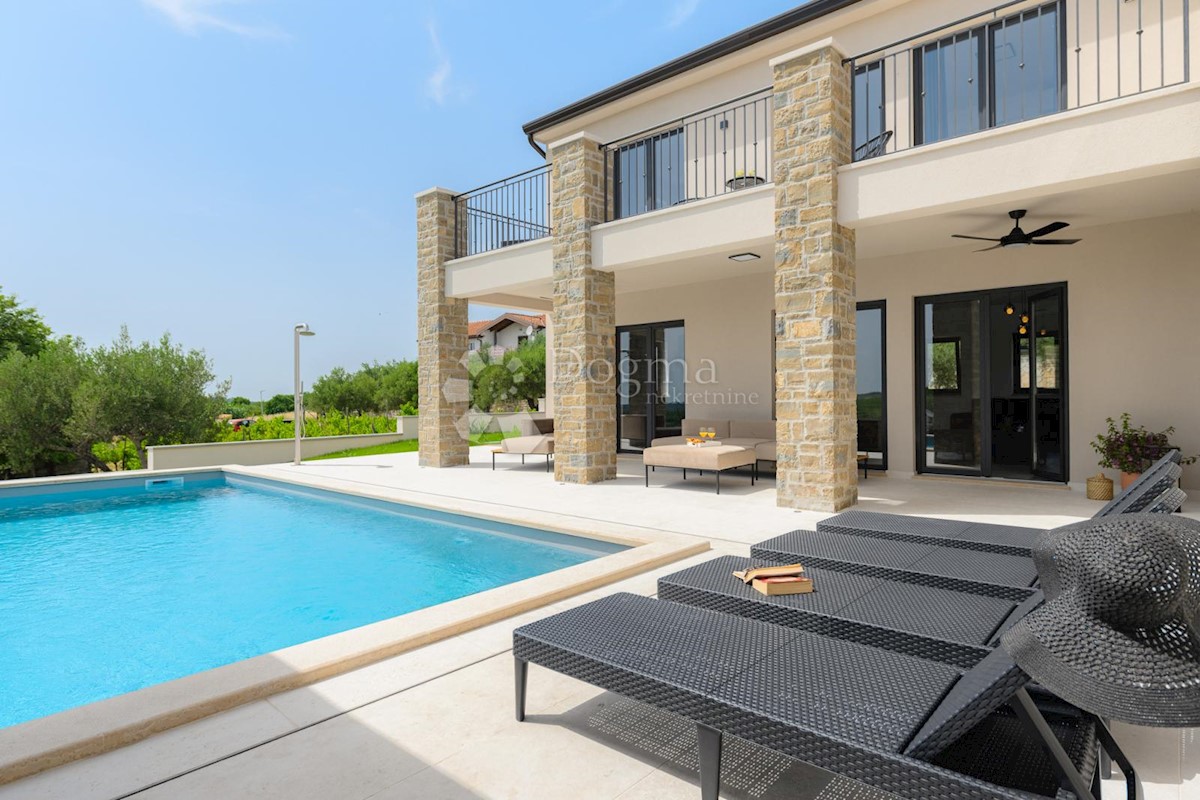 IMPRESSIONANTE VILLA CON VISTA SUI VIGNETI E SUL MARE