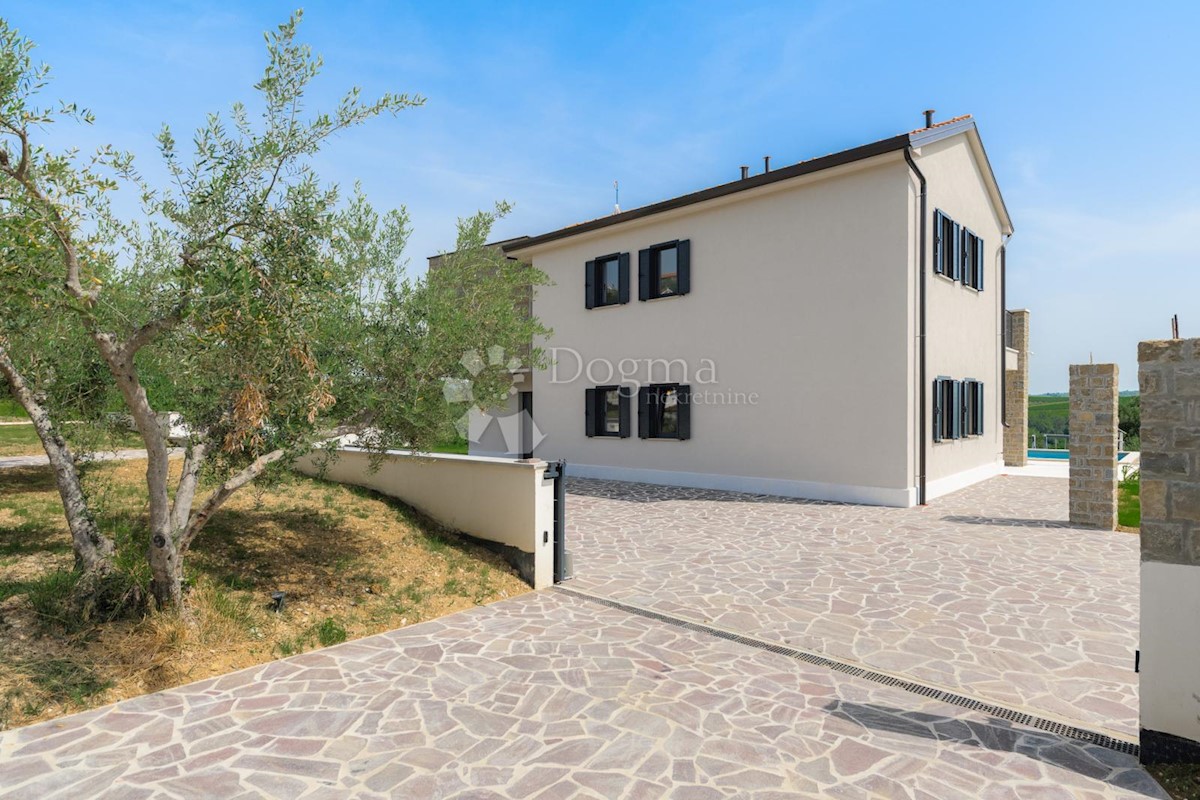 IMPRESSIONANTE VILLA CON VISTA SUI VIGNETI E SUL MARE