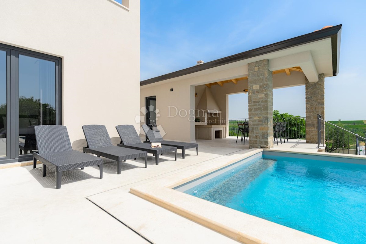IMPRESSIONANTE VILLA CON VISTA SUI VIGNETI E SUL MARE