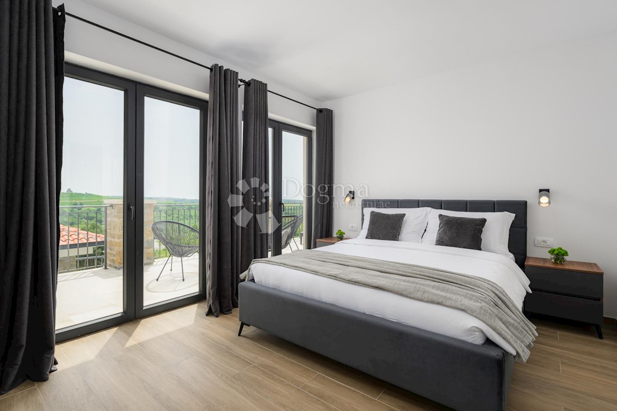 IMPRESSIONANTE VILLA CON VISTA SUI VIGNETI E SUL MARE