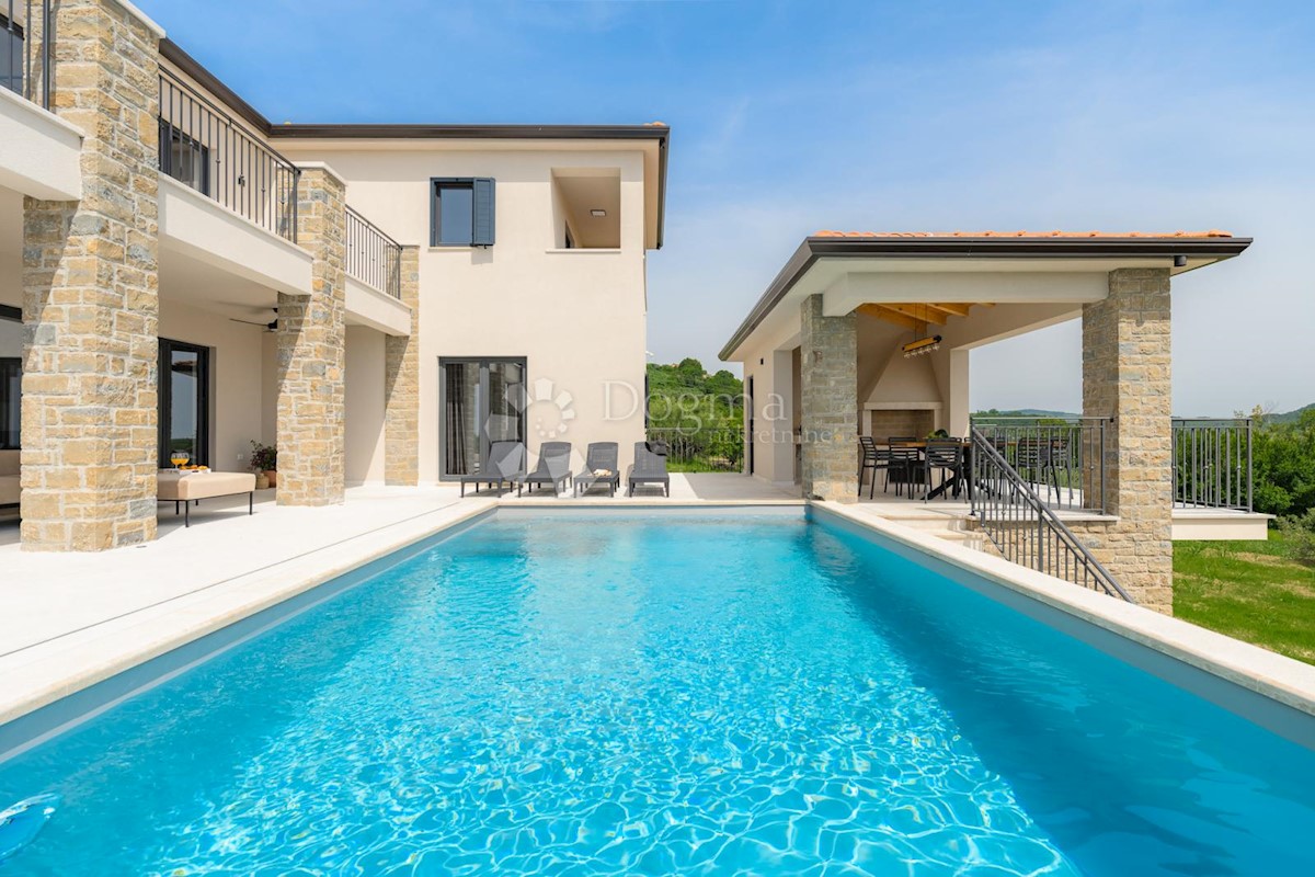 IMPRESSIONANTE VILLA CON VISTA SUI VIGNETI E SUL MARE