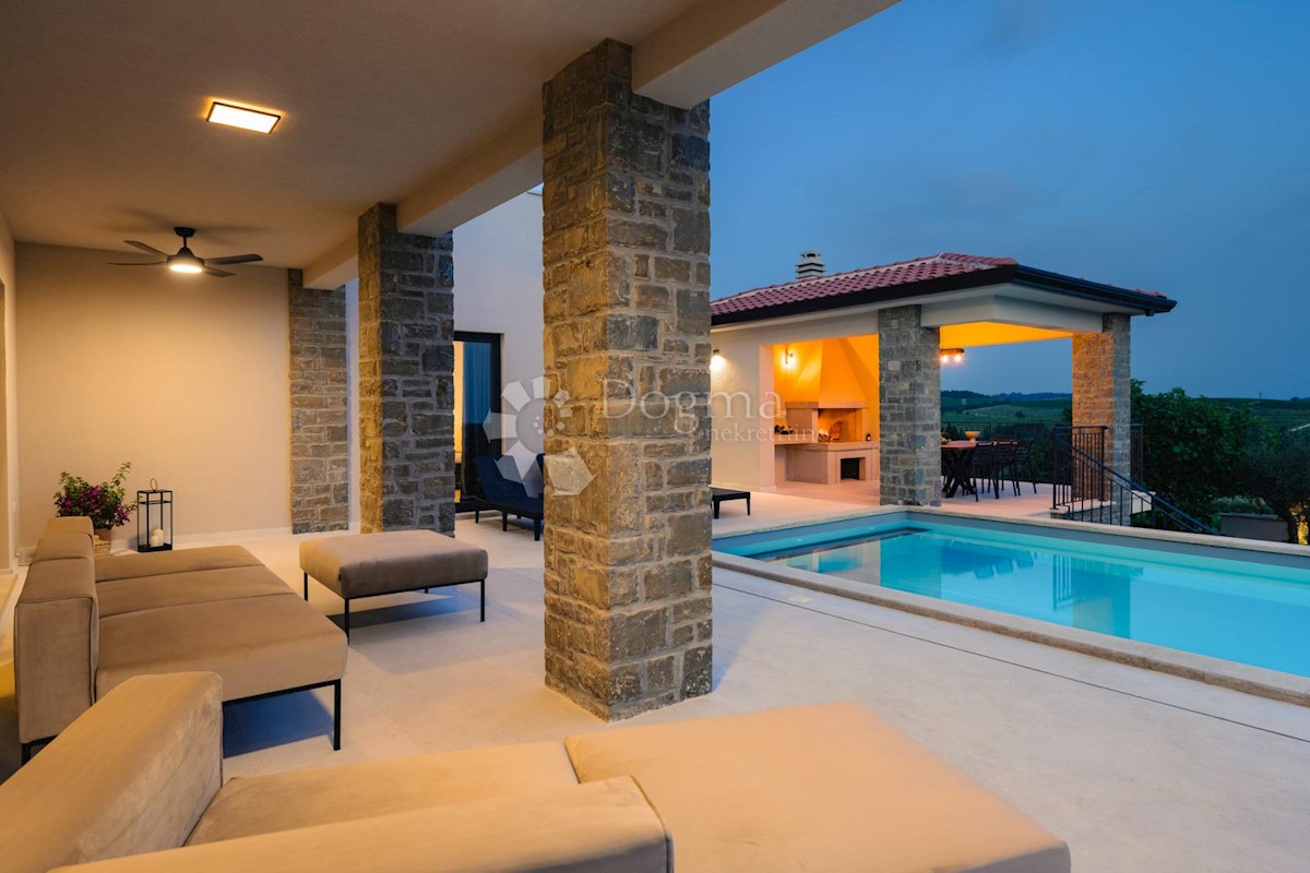 IMPRESSIONANTE VILLA CON VISTA SUI VIGNETI E SUL MARE