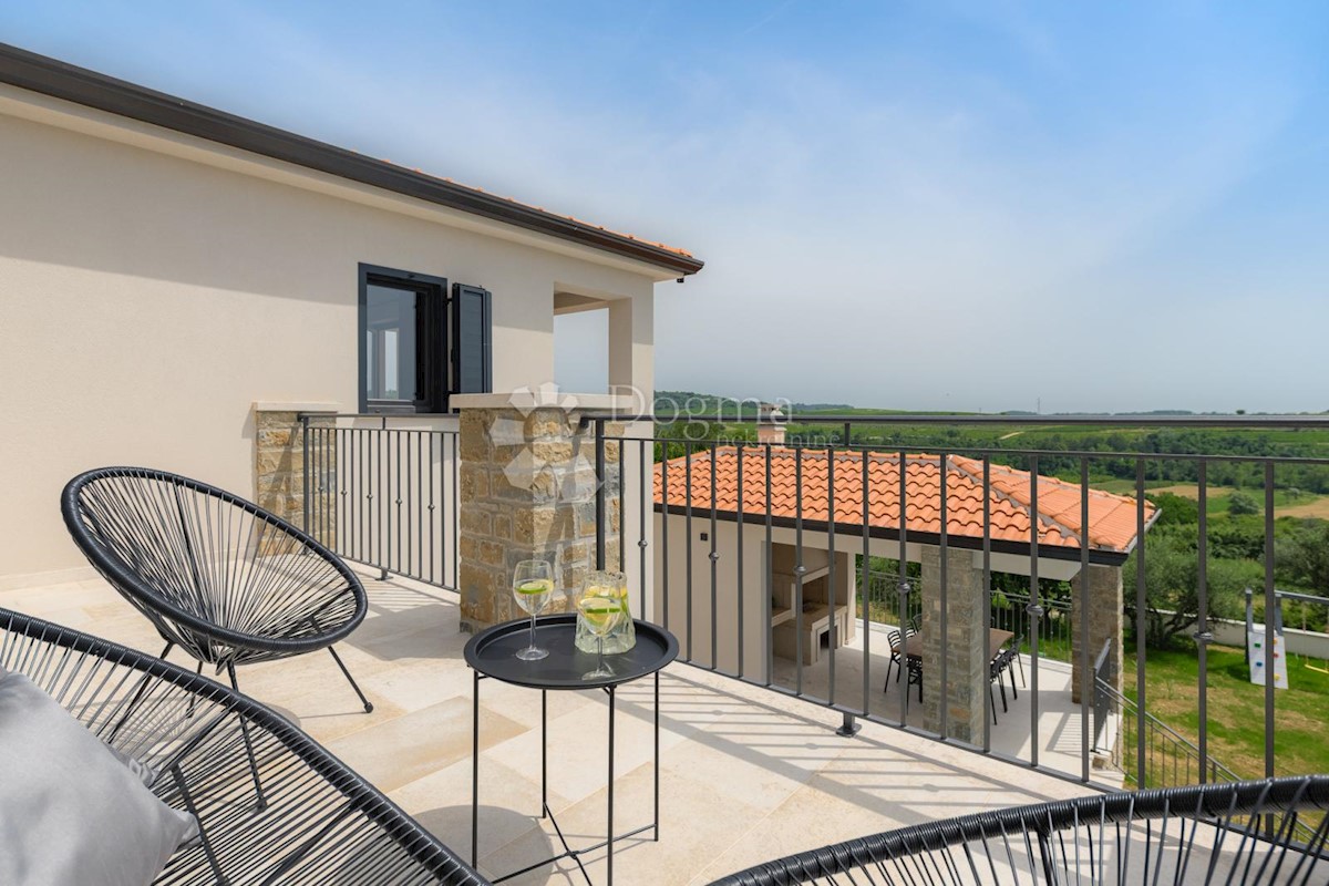 IMPRESSIONANTE VILLA CON VISTA SUI VIGNETI E SUL MARE