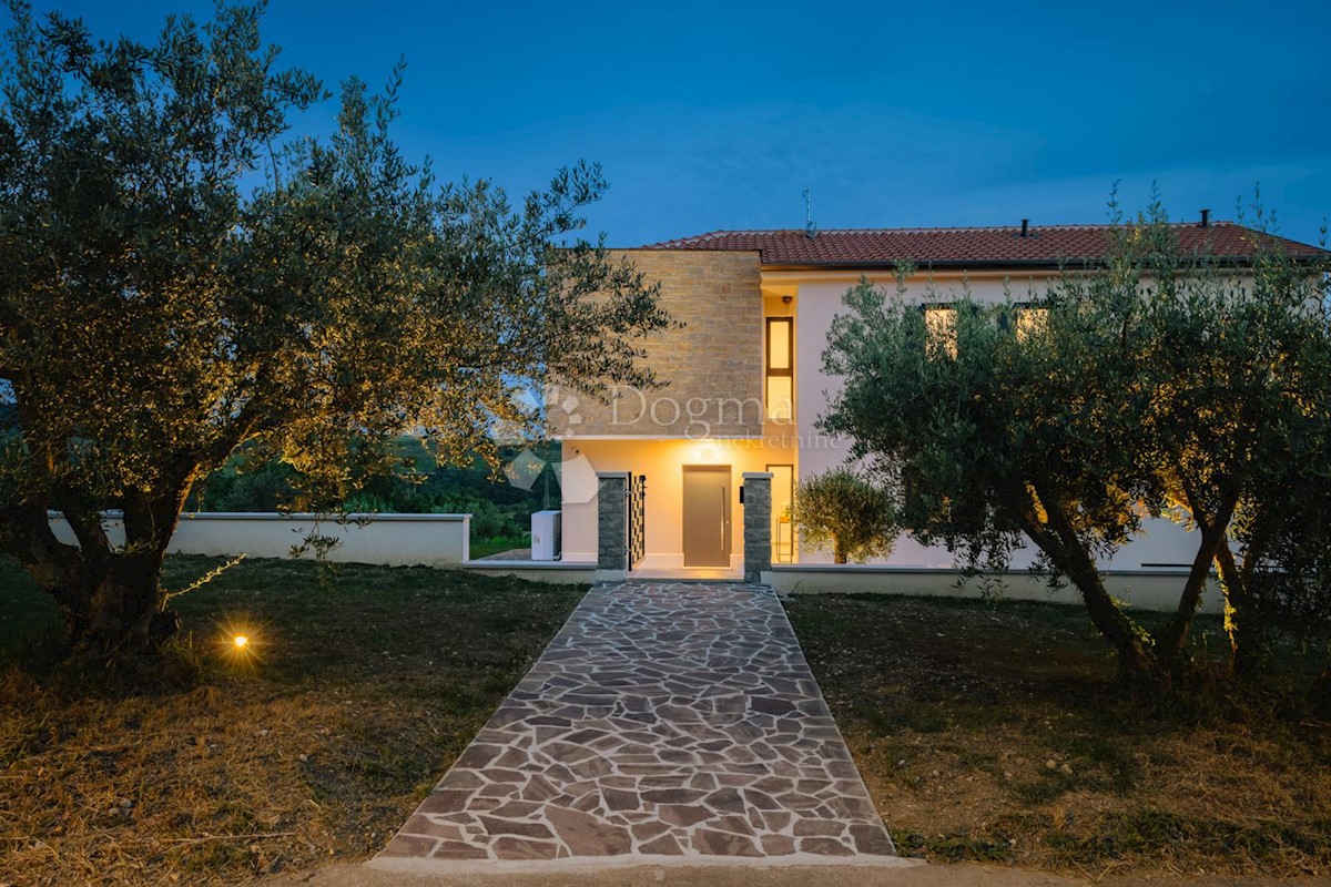 IMPRESSIONANTE VILLA CON VISTA SUI VIGNETI E SUL MARE