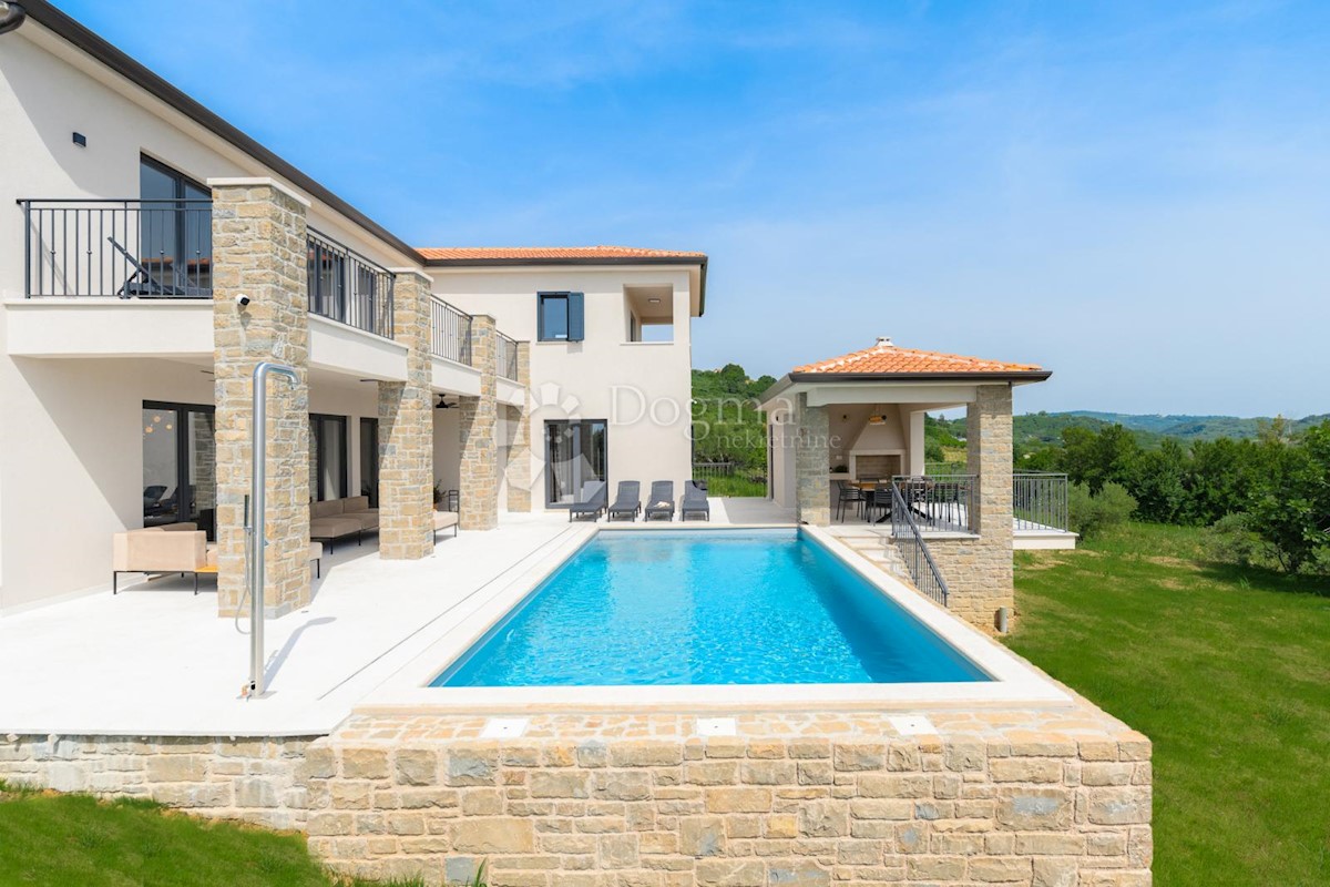 IMPRESSIONANTE VILLA CON VISTA SUI VIGNETI E SUL MARE