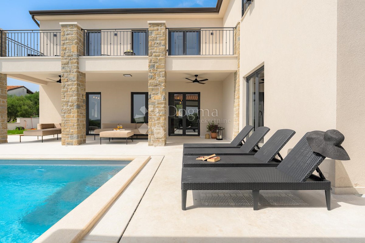 IMPRESSIONANTE VILLA CON VISTA SUI VIGNETI E SUL MARE