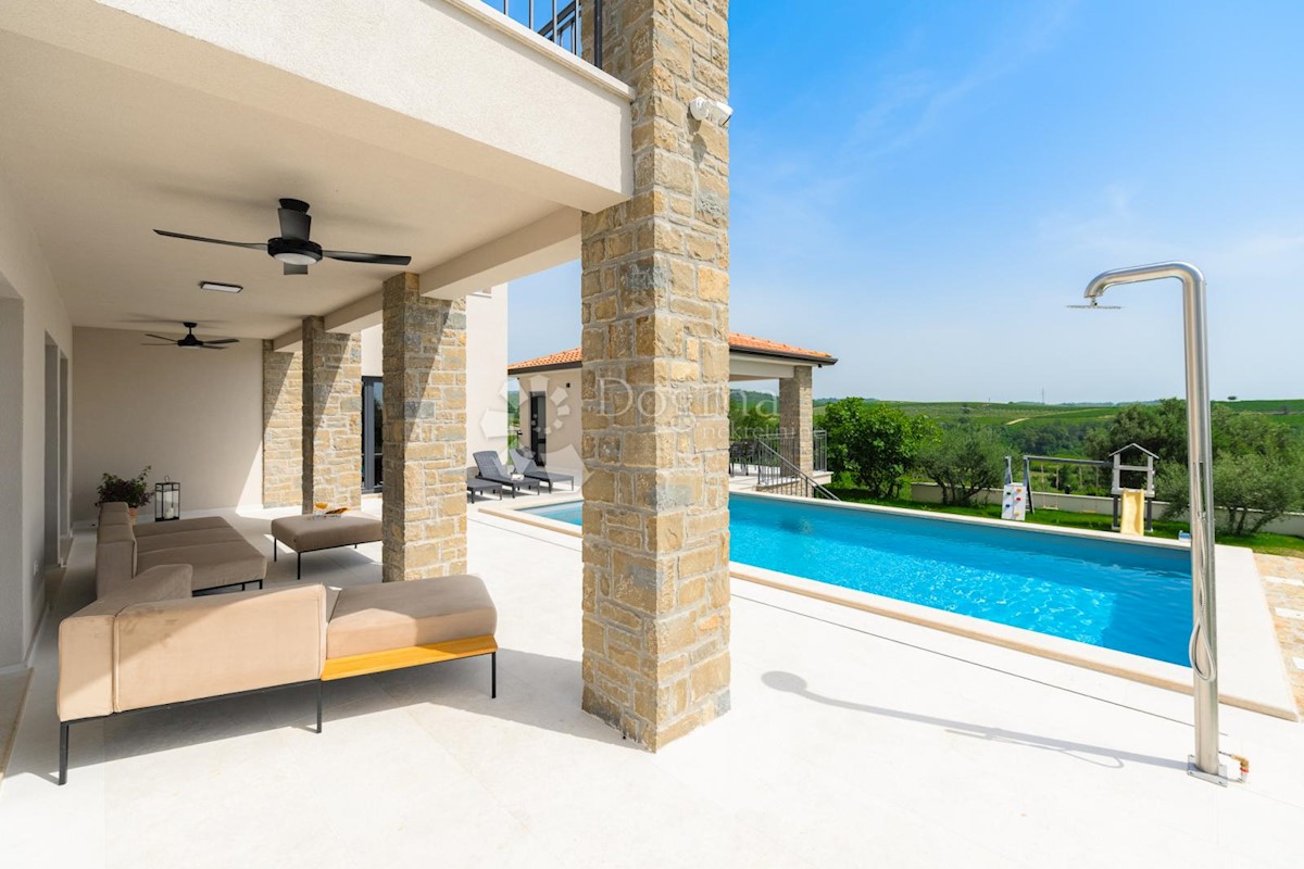 IMPRESSIONANTE VILLA CON VISTA SUI VIGNETI E SUL MARE