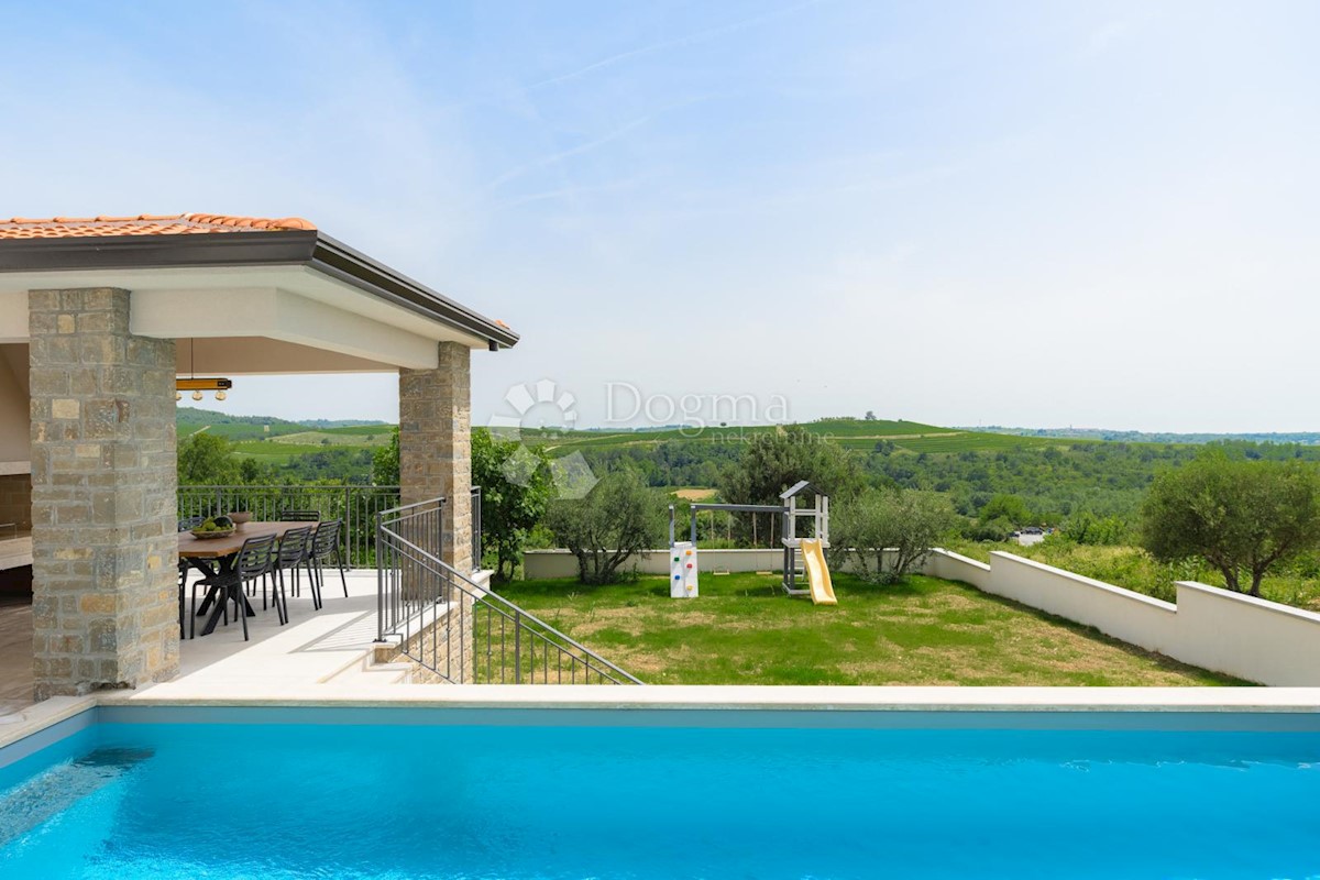 IMPRESSIONANTE VILLA CON VISTA SUI VIGNETI E SUL MARE
