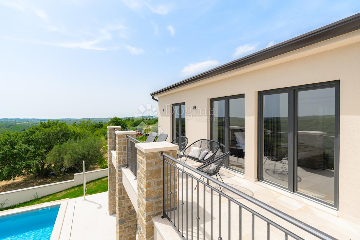 IMPRESSIONANTE VILLA CON VISTA SUI VIGNETI E SUL MARE