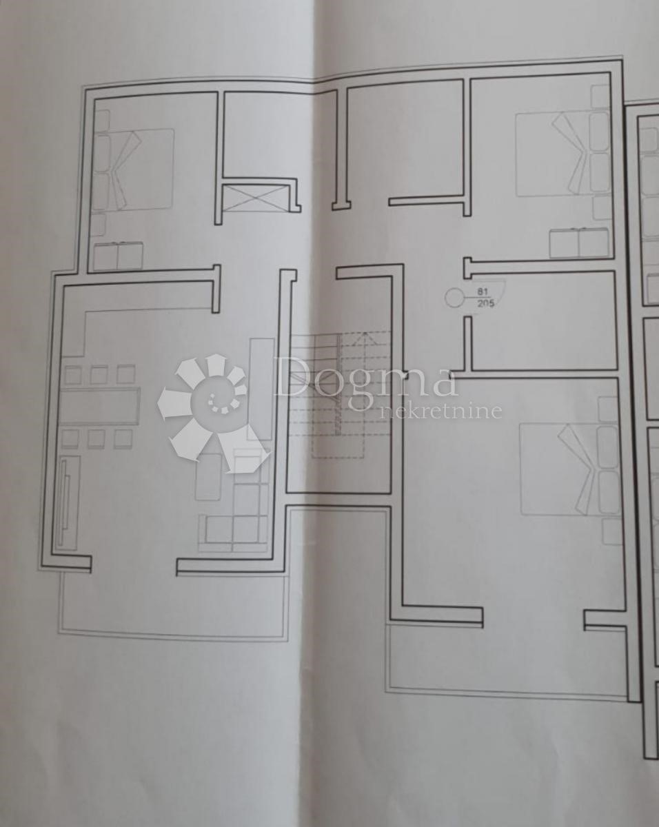 Spazioso appartamento con garage e 2 balconi in bella posizione!