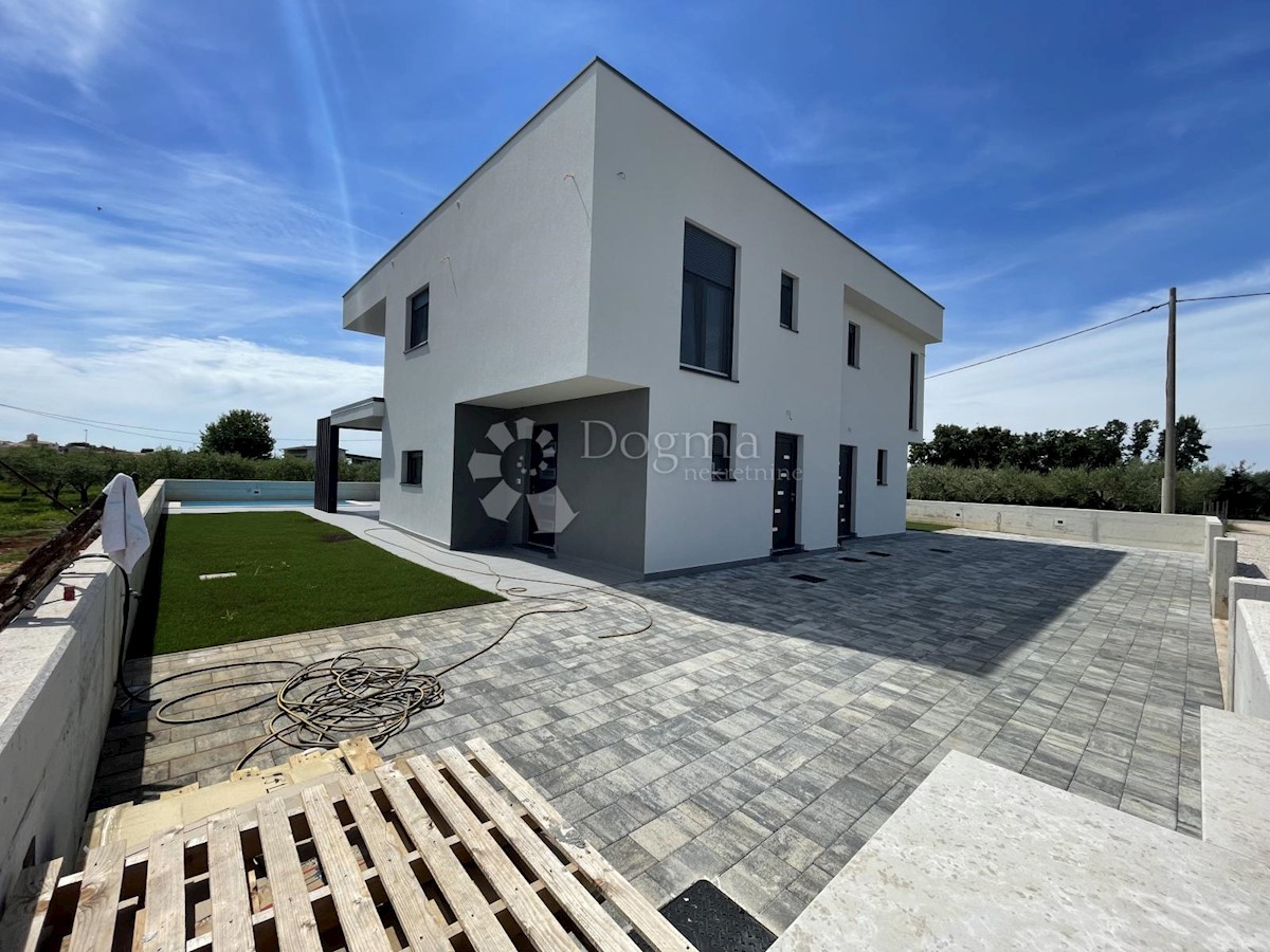 MODERNA VILLA DOPPIA, NEI DINTORNI DI UMAGO