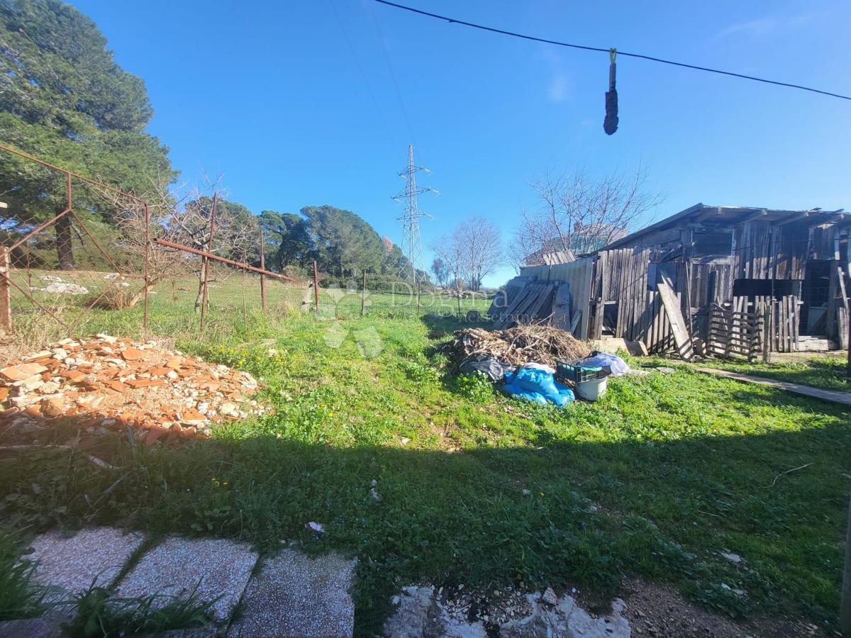 Casa a un piano con potenziale vicino alla città.