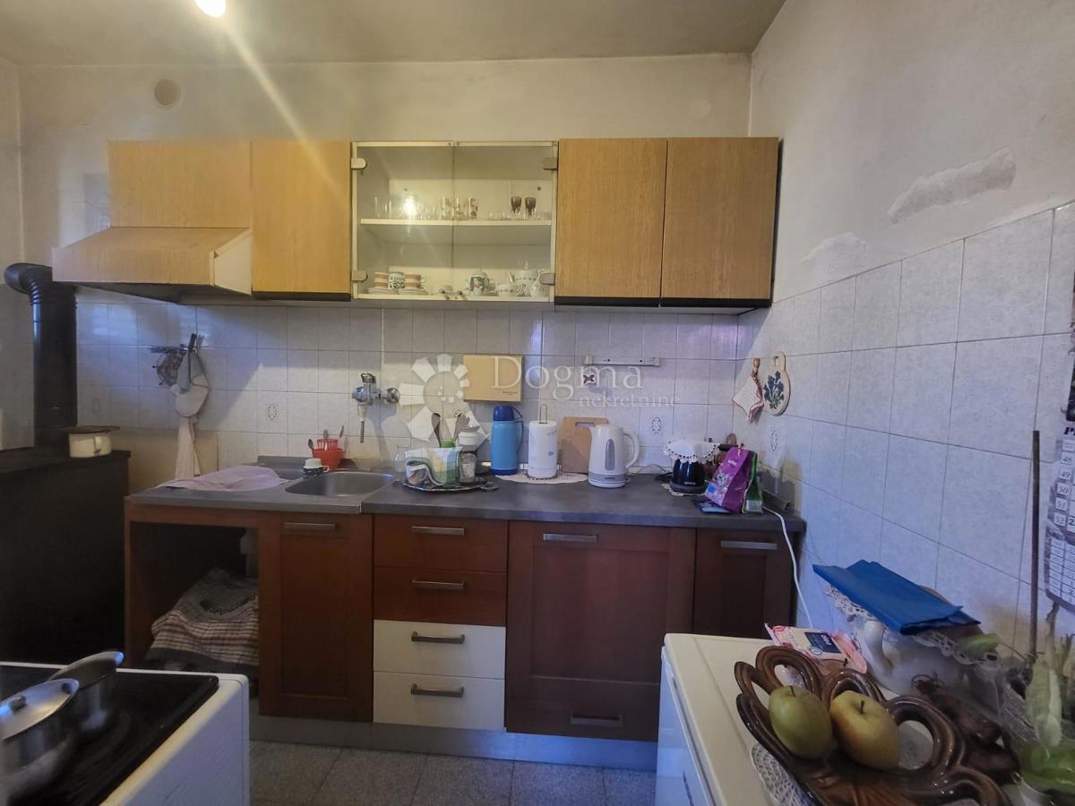 Casa a un piano con potenziale vicino alla città.
