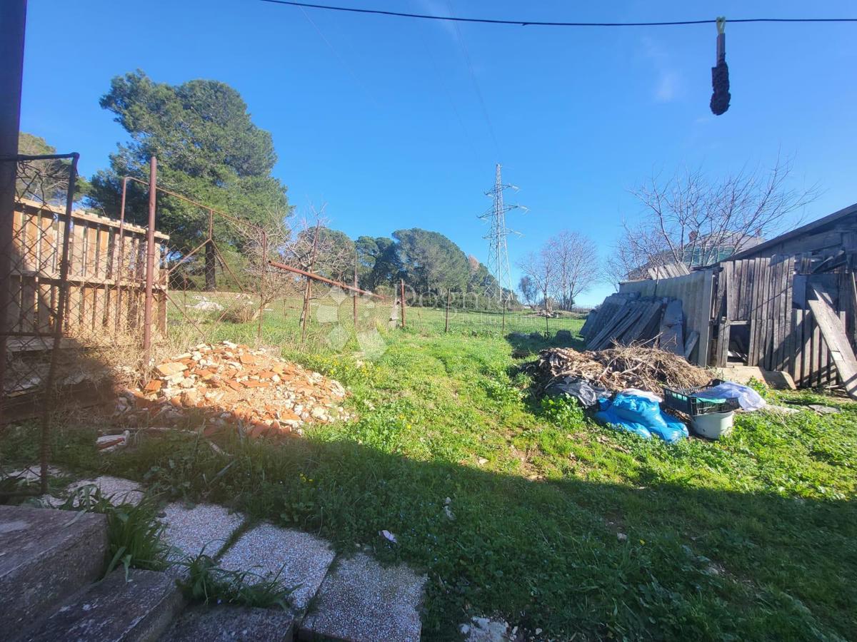 Casa a un piano con potenziale vicino alla città.