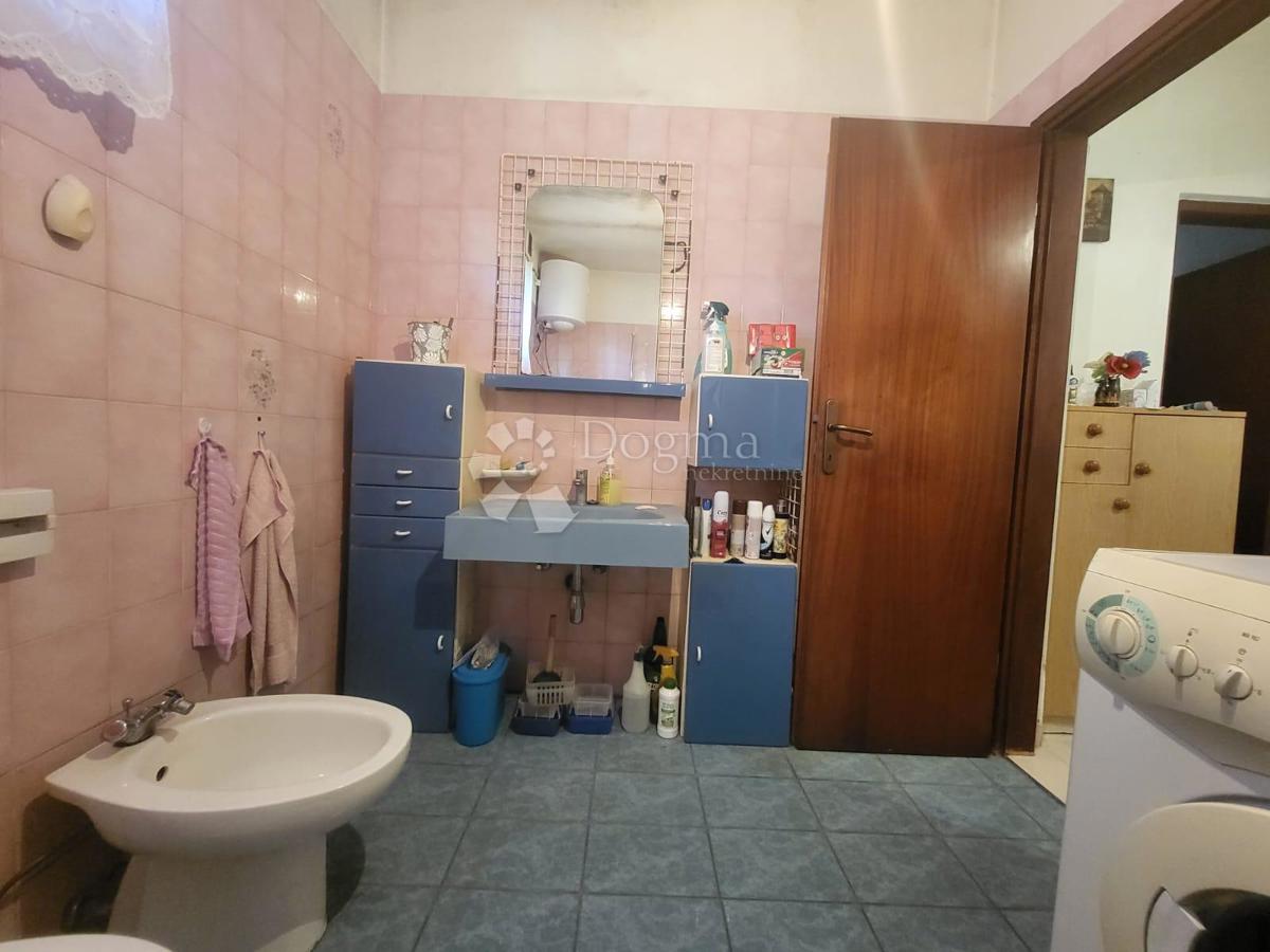 Casa a un piano con potenziale vicino alla città.