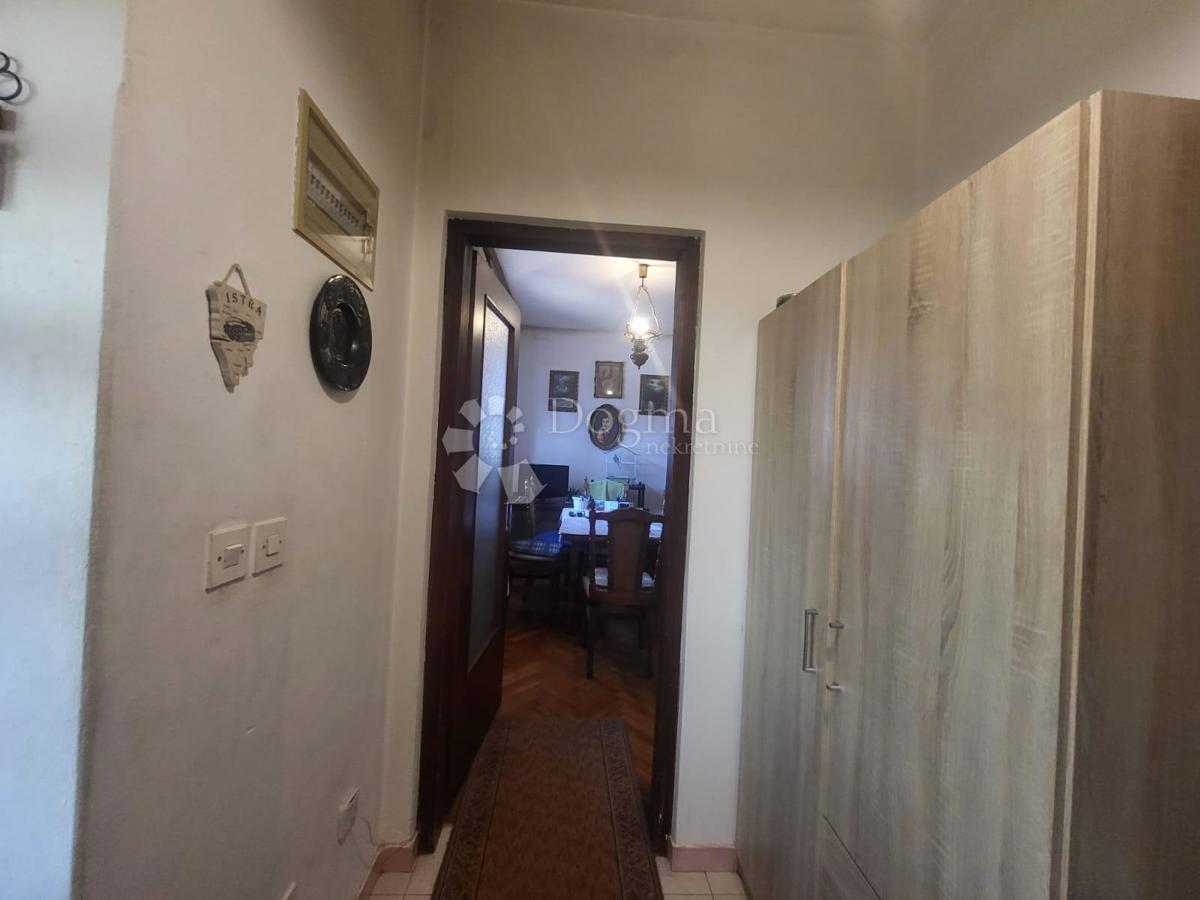 Casa a un piano con potenziale vicino alla città.