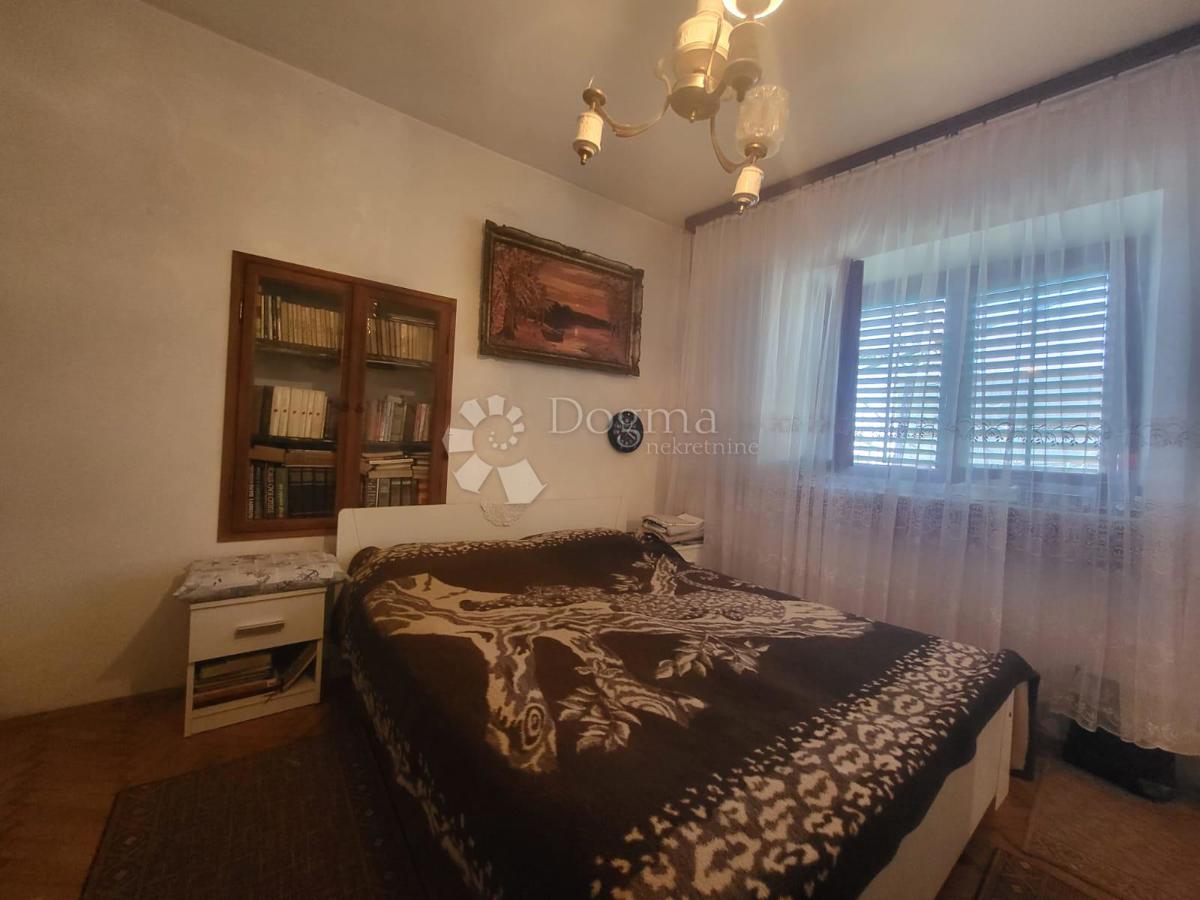 Casa a un piano con potenziale vicino alla città.