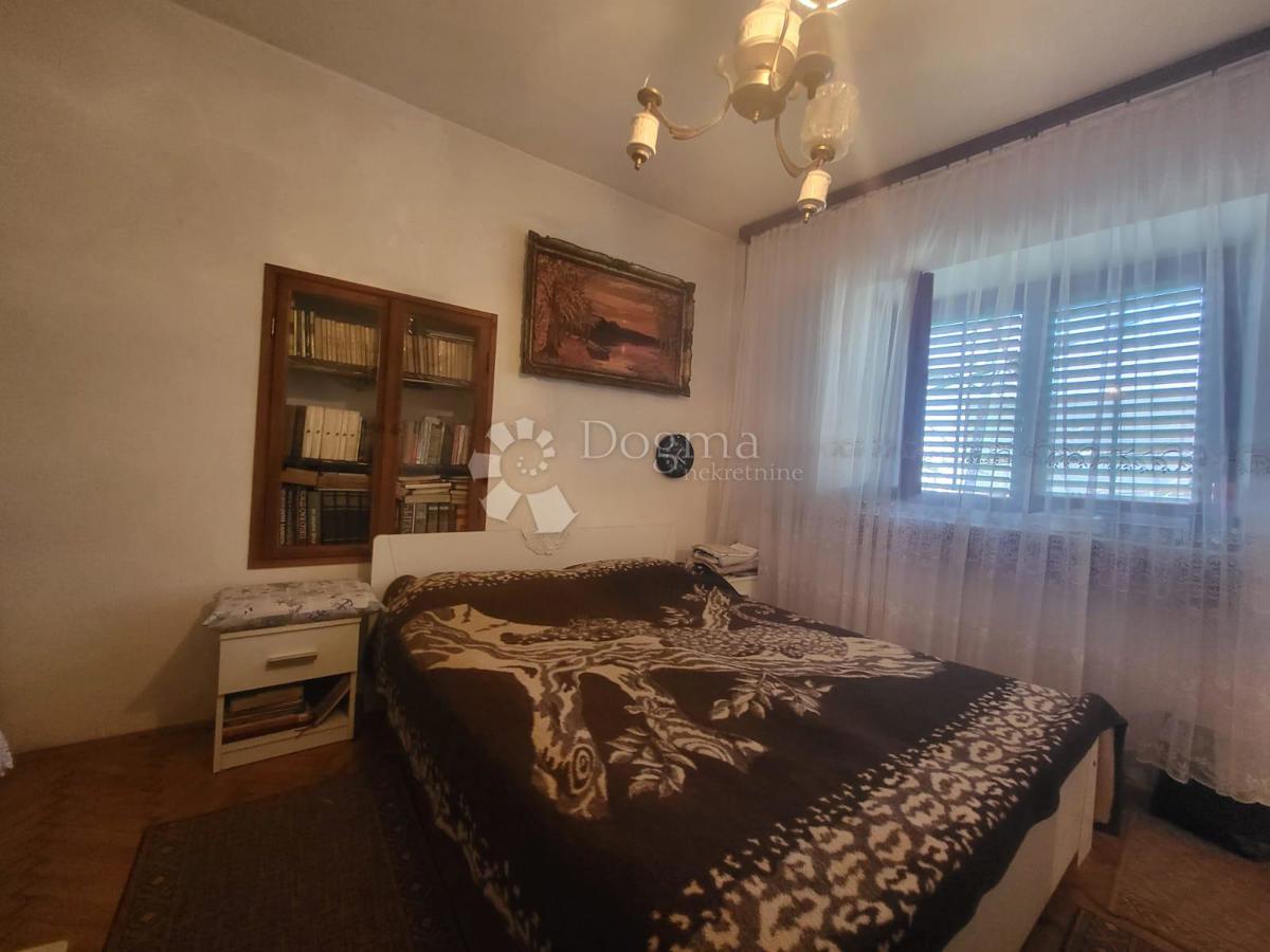 Casa a un piano con potenziale vicino alla città.