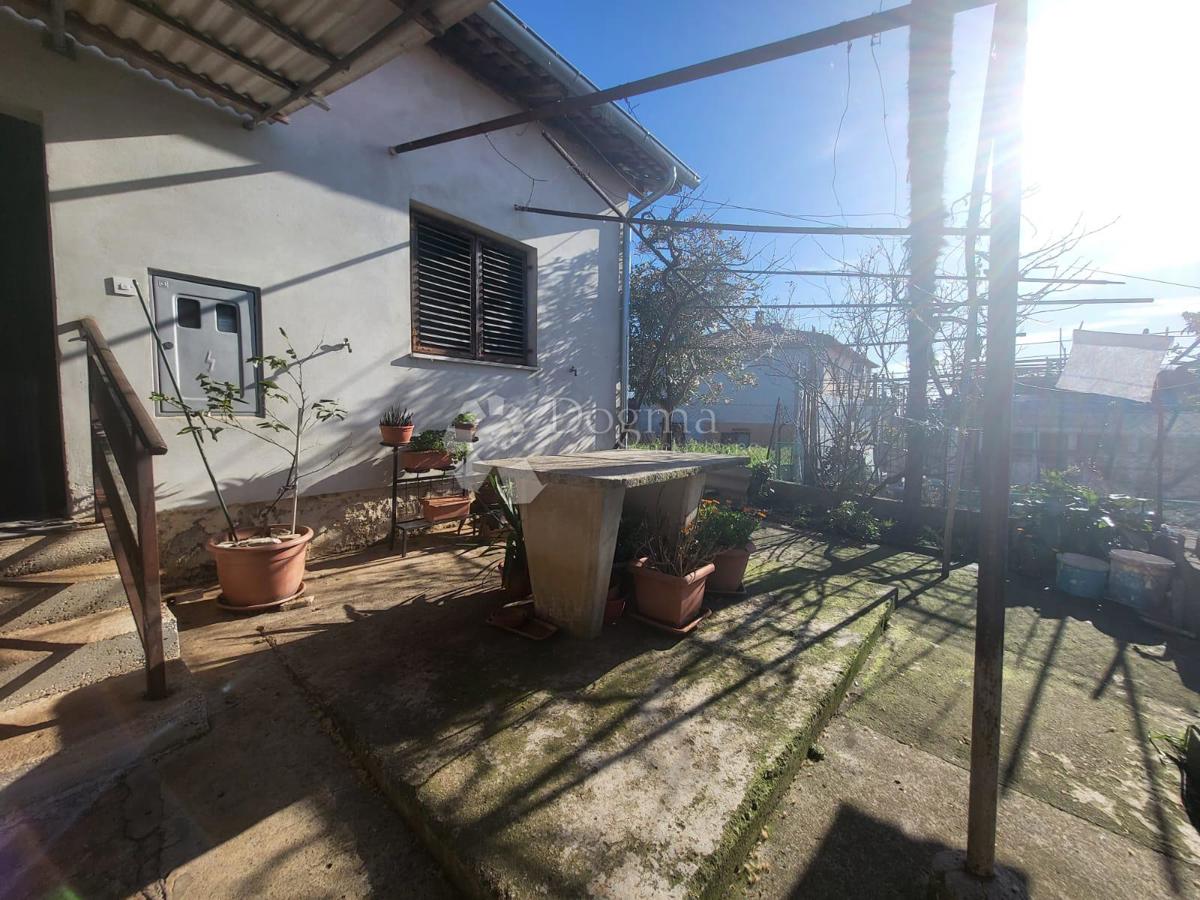 Casa a un piano con potenziale vicino alla città.