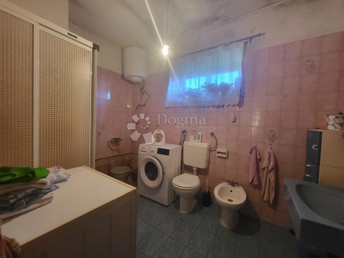 Casa a un piano con potenziale vicino alla città.