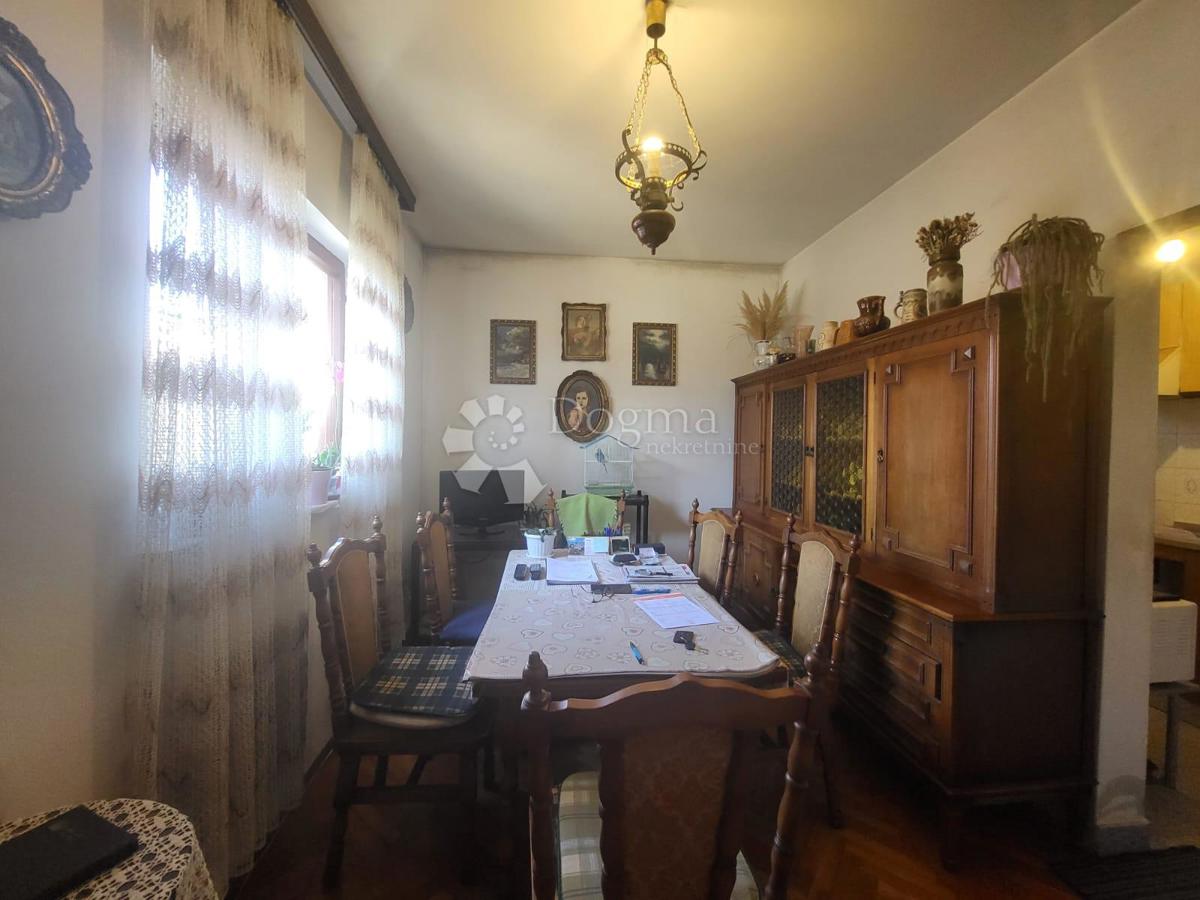 Casa a un piano con potenziale vicino alla città.
