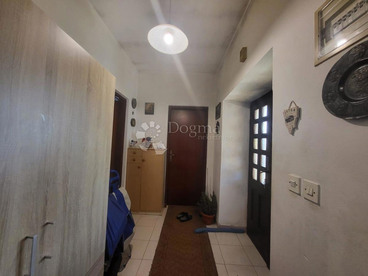 Casa a un piano con potenziale vicino alla città.